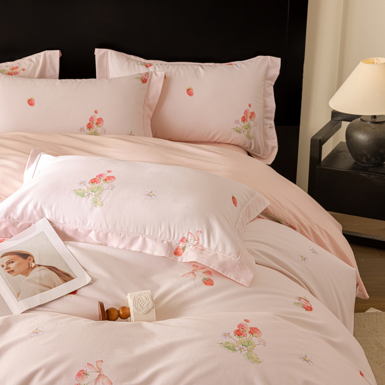 91家纺网 家纺一手货源 找家纺 莱豫家纺 2026新款50s阿克苏长绒棉数码印花四件套 草莓甜心粉