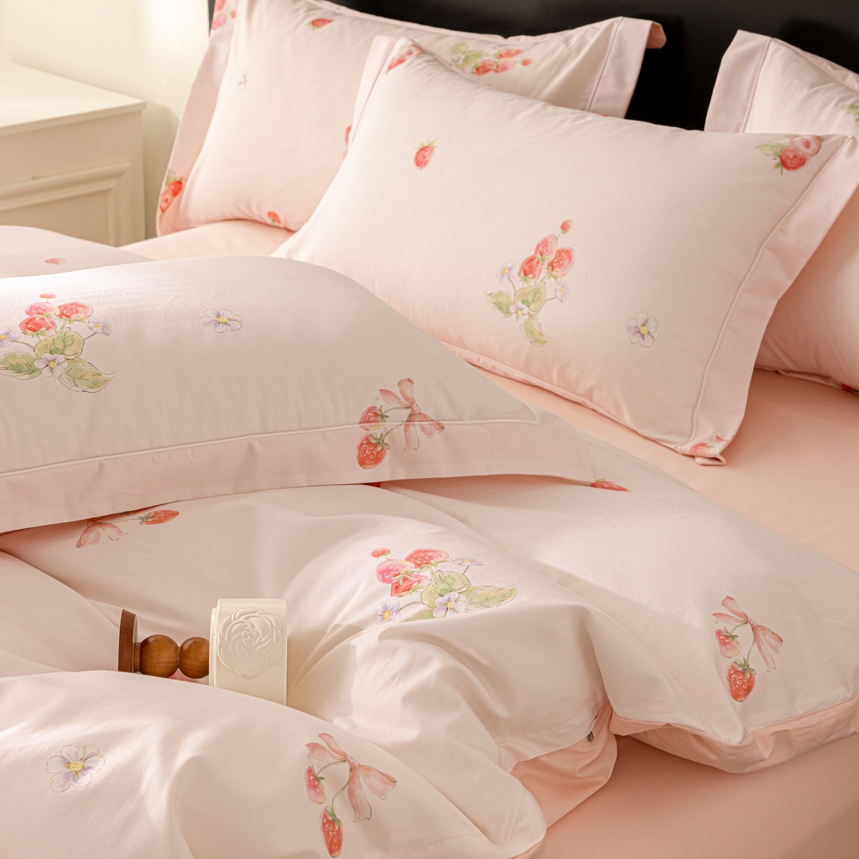 91家纺网 家纺一手货源 找家纺 莱豫家纺 2026新款50s阿克苏长绒棉数码印花四件套 草莓甜心粉