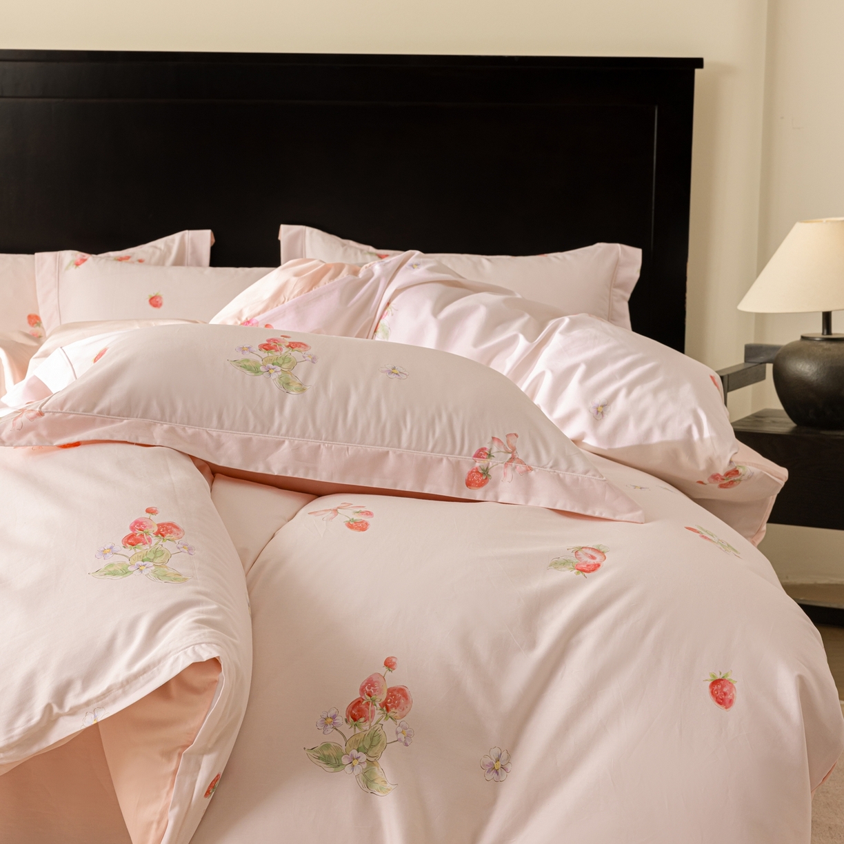 91家纺网 家纺一手货源 找家纺 莱豫家纺 2026新款50s阿克苏长绒棉数码印花四件套 草莓甜心粉