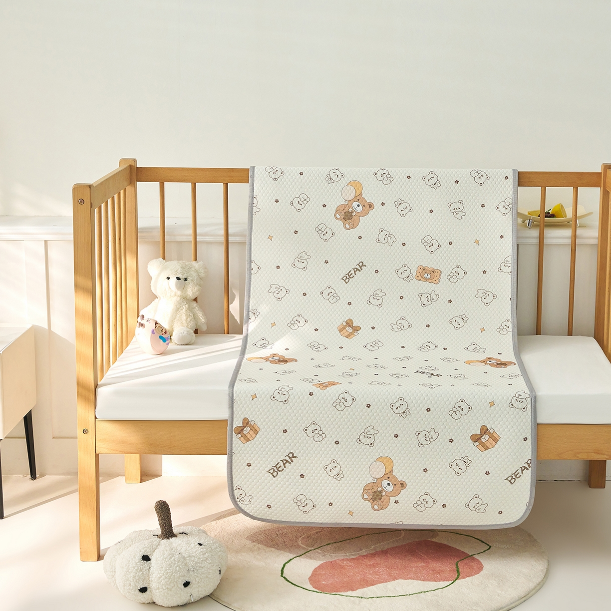 91家纺网 家纺一手货源 找家纺 奇丝雅 2026新款A类母婴级婴儿凉感冰豆豆凉席儿童新生小宝宝床幼儿园床拼接床冰丝席 饼干熊