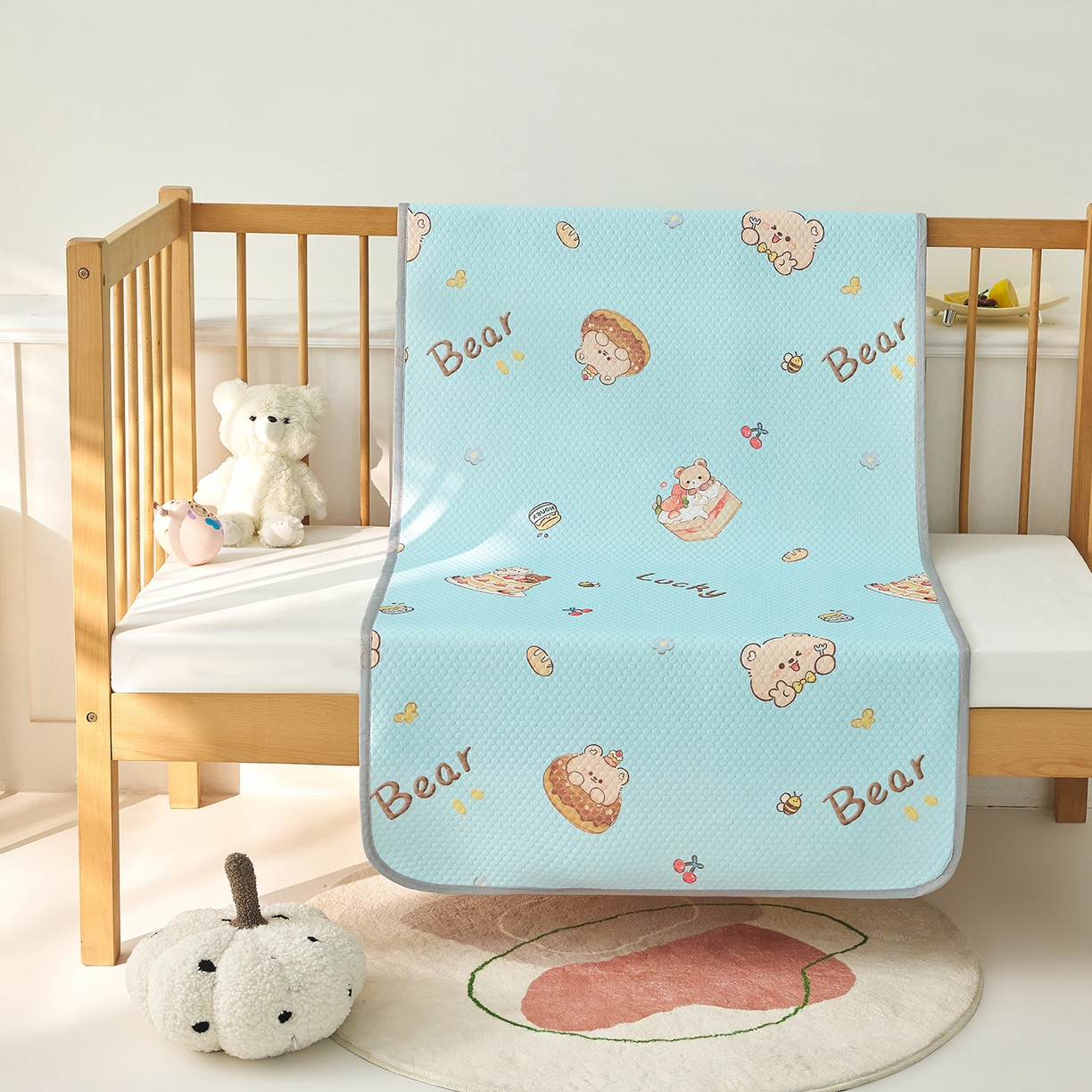 91家纺网 家纺一手货源 找家纺 奇丝雅 2026新款A类母婴级婴儿凉感冰豆豆凉席儿童新生小宝宝床幼儿园床拼接床冰丝席 饼干熊