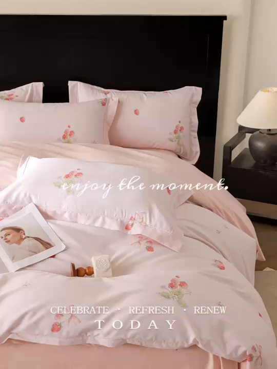 91家纺网 家纺一手货源 找家纺 莱豫家纺 2026新款50s阿克苏长绒棉数码印花四件套 草莓甜心粉