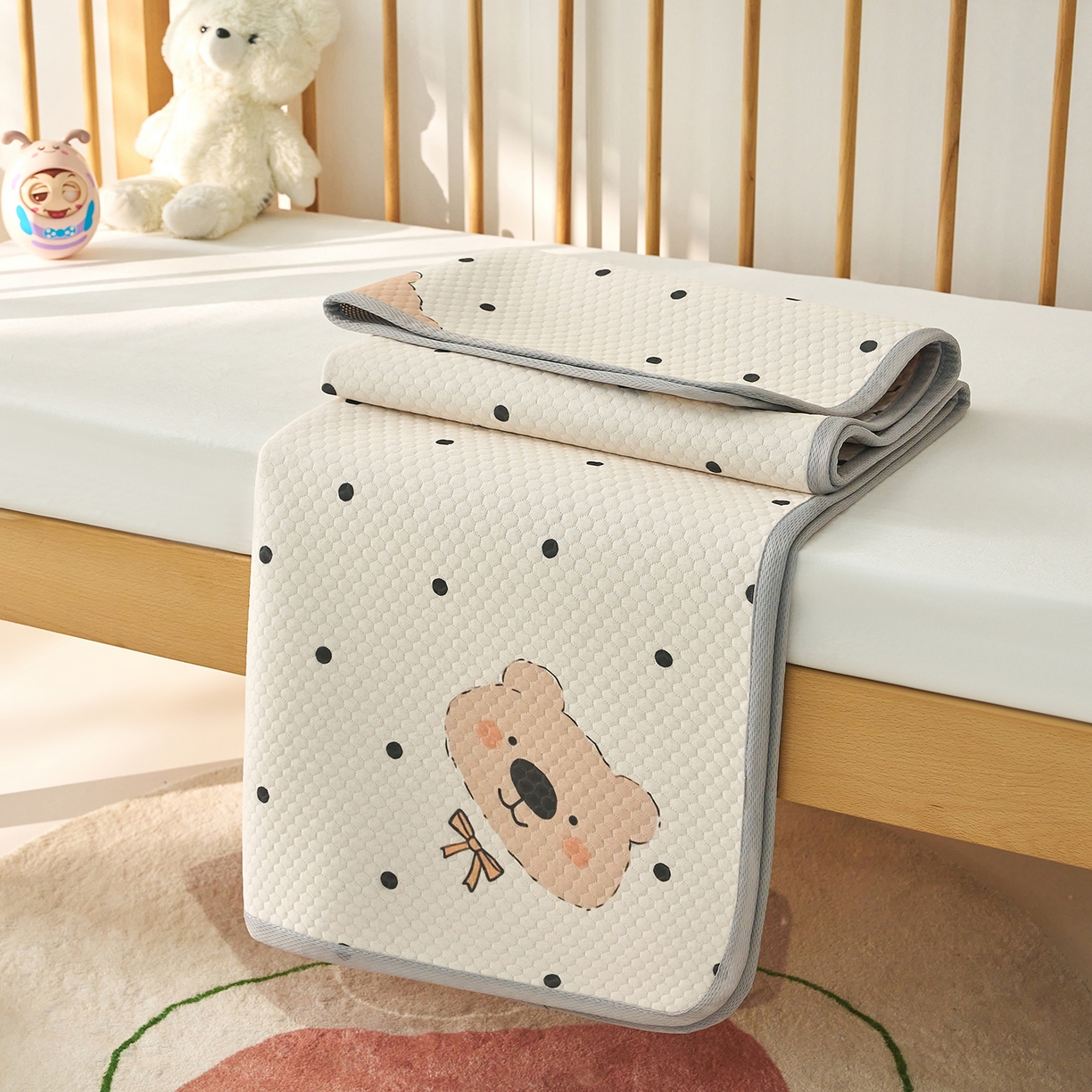 91家纺网 家纺一手货源 找家纺 奇丝雅 2026新款A类母婴级婴儿凉感冰豆豆凉席儿童新生小宝宝床幼儿园床拼接床冰丝席 抱抱熊