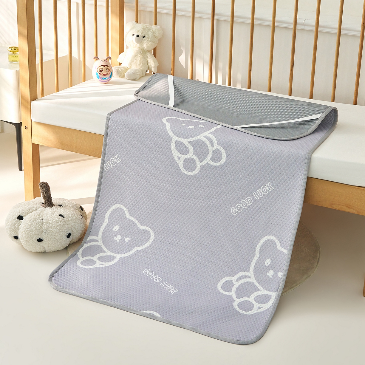 91家纺网 家纺一手货源 找家纺 奇丝雅 2026新款A类母婴级婴儿凉感冰豆豆凉席儿童新生小宝宝床幼儿园床拼接床冰丝席 维尼熊