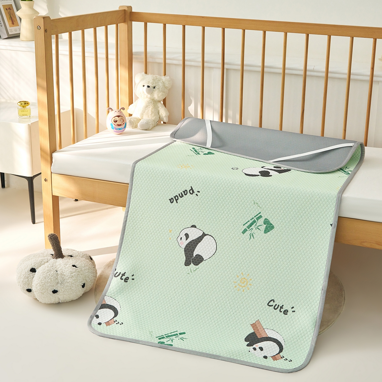 91家纺网 家纺一手货源 找家纺 奇丝雅 2026新款A类母婴级婴儿凉感冰豆豆凉席儿童新生小宝宝床幼儿园床拼接床冰丝席 熊猫家园