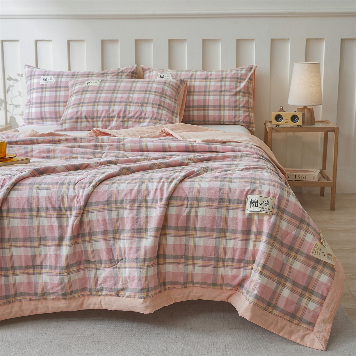 91家纺网 家纺一手货源 找家纺 招财星家纺 2026新款A类无印风100%新疆棉花夏被纯棉夏凉被空调被子薄被芯棉花被四件套 雾粉格