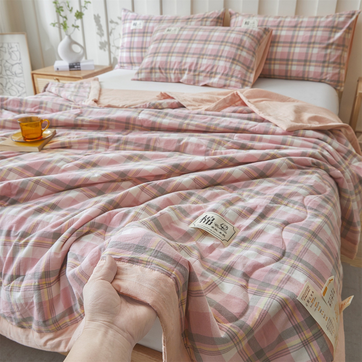 91家纺网 家纺一手货源 找家纺 招财星家纺 2026新款A类无印风100%新疆棉花夏被纯棉夏凉被空调被子薄被芯棉花被四件套 雾粉格