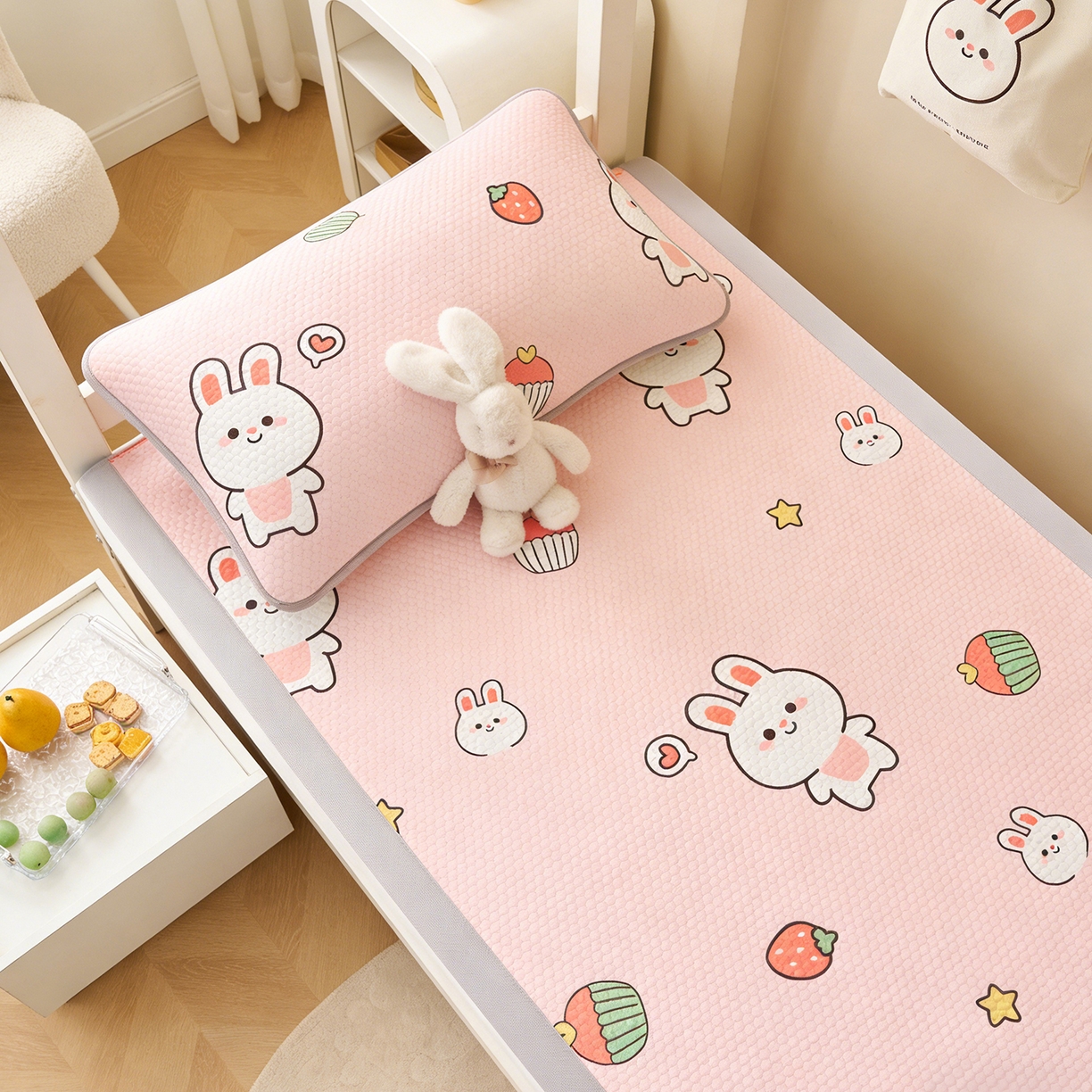 91家纺网 家纺一手货源 找家纺 （总）奇丝雅 2026新款夏季A类印花冰豆豆凉席三明治透气网冰丝凉席可机洗学生宿舍上下铺学生床