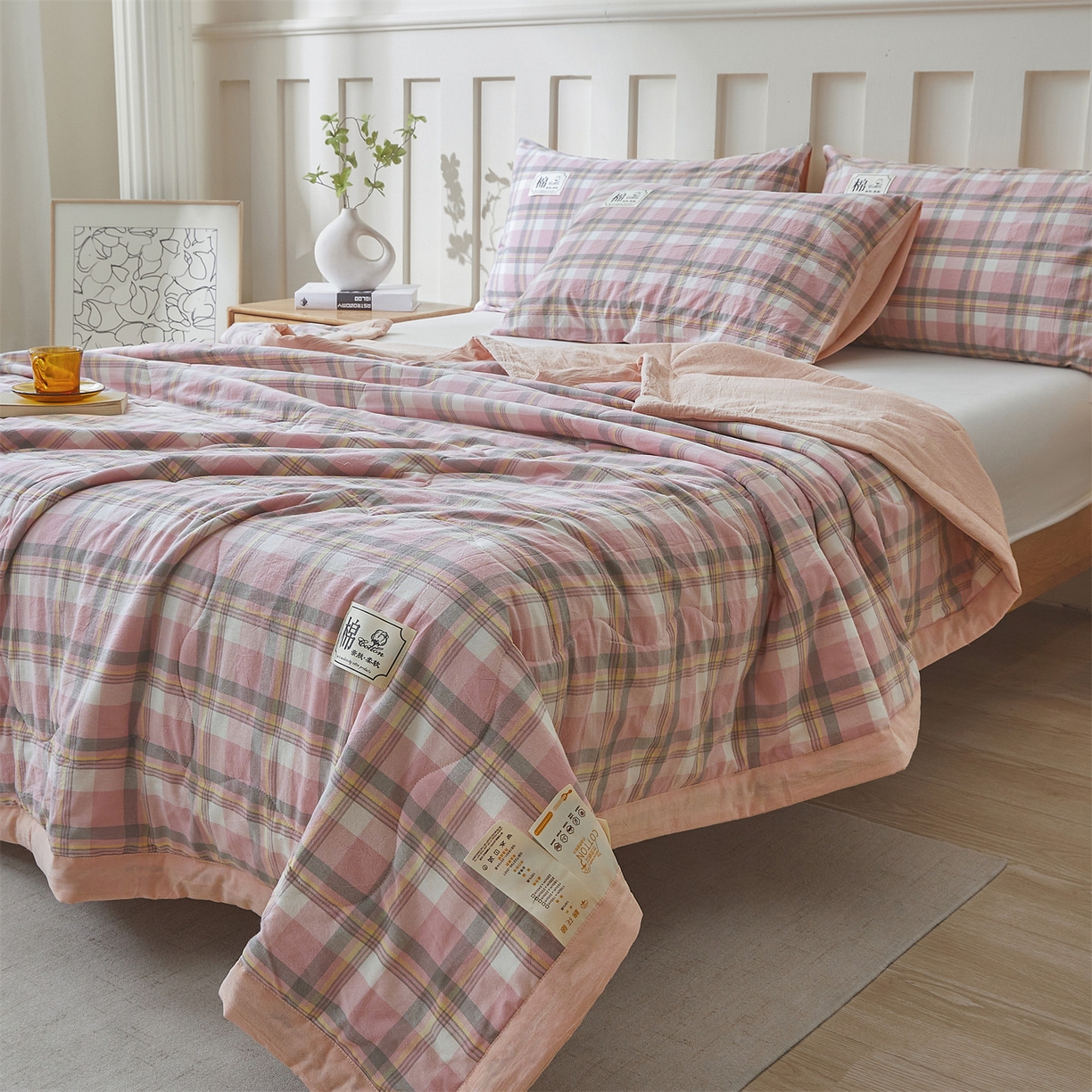 91家纺网 家纺一手货源 找家纺 招财星家纺 2026新款A类无印风100%新疆棉花夏被纯棉夏凉被空调被子薄被芯棉花被四件套 雾粉格