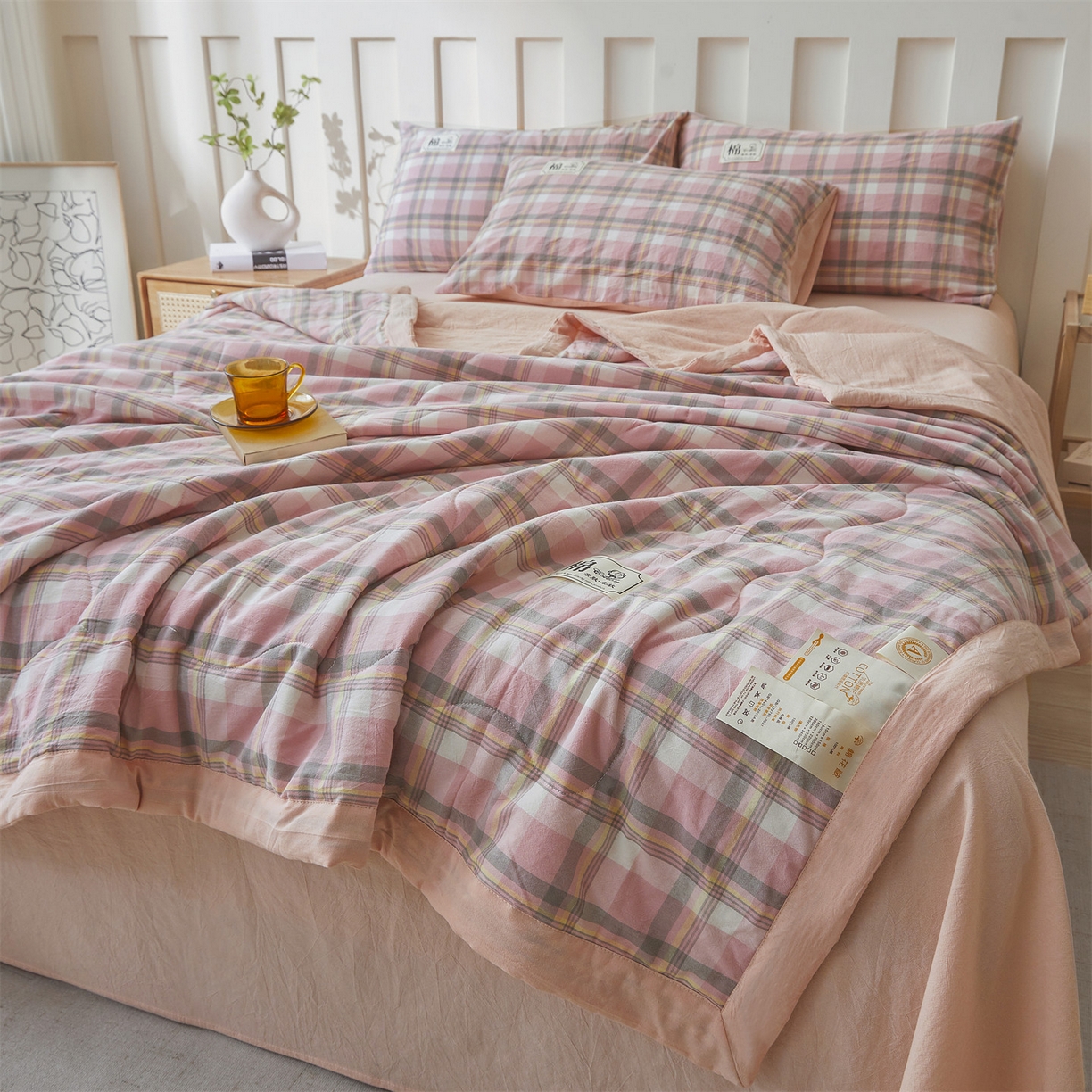 91家纺网 家纺一手货源 找家纺 招财星家纺 2026新款A类无印风100%新疆棉花夏被纯棉夏凉被空调被子薄被芯棉花被四件套 雾粉格