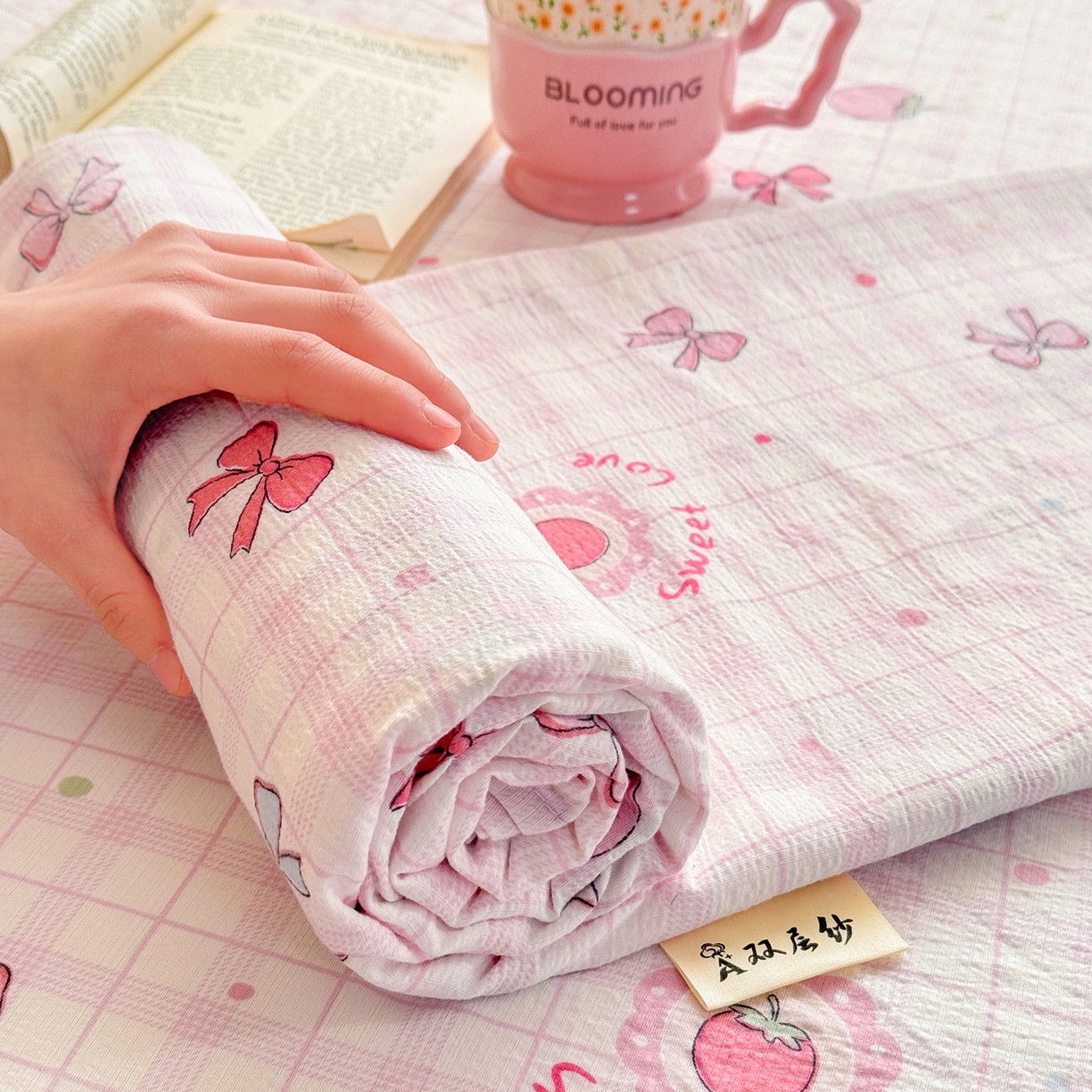 91家纺网 家纺一手货源 找家纺 眠势力 2026新款双层纱床单单件云感皱皱纱床罩三件套 草莓蝴蝶结