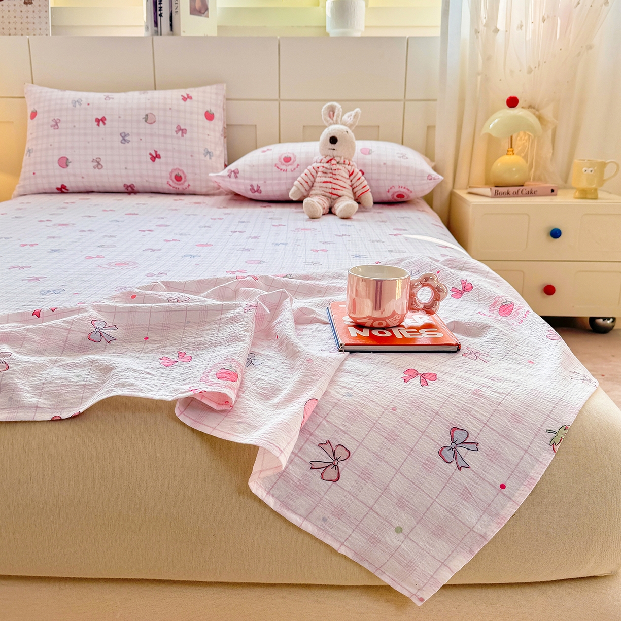 91家纺网 家纺一手货源 找家纺 眠势力 2026新款双层纱床单单件云感皱皱纱床罩三件套 草莓蝴蝶结