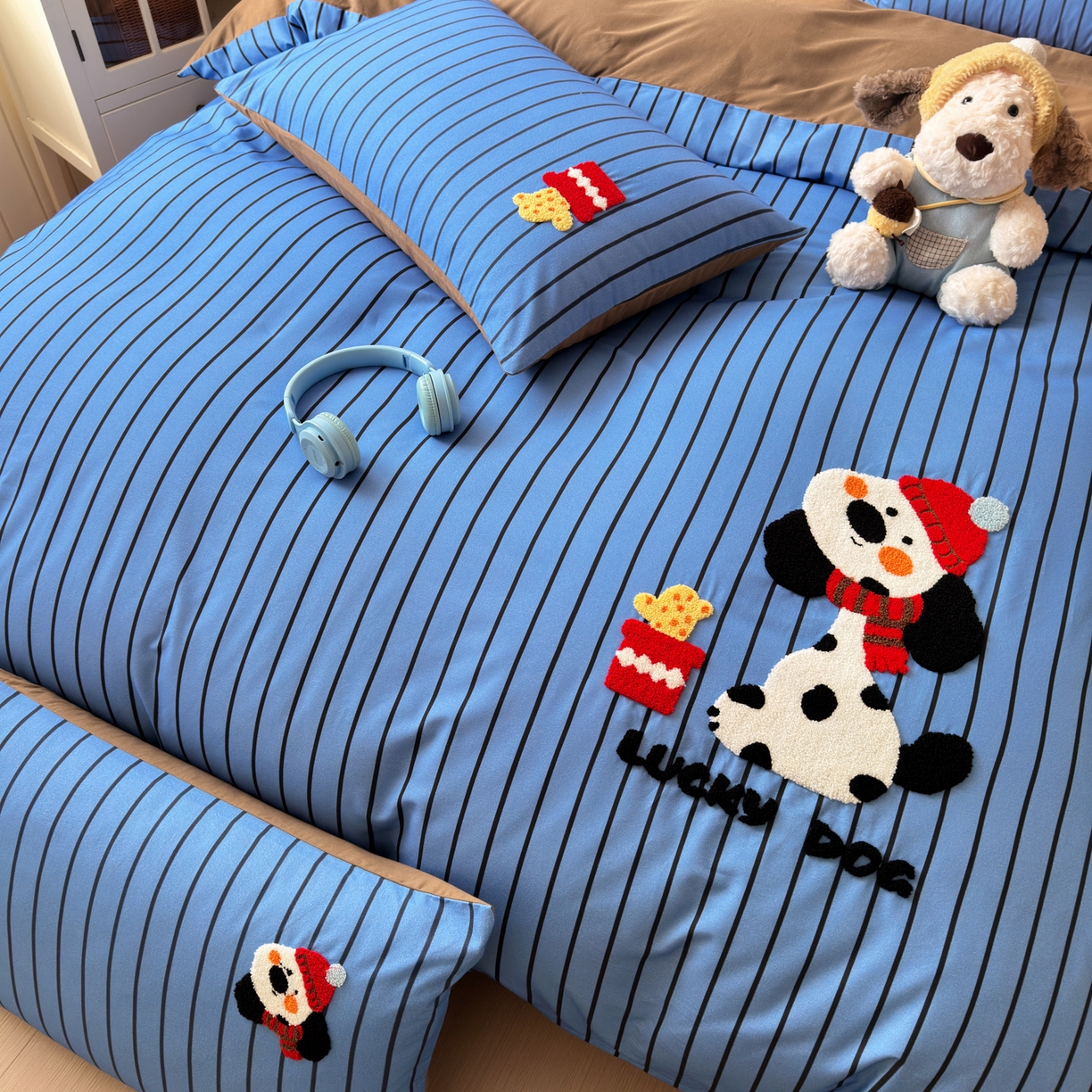 91家纺网 家纺一手货源 找家纺 如意朵 2026新款超柔高密全棉小清新绣花四件套（专版花型） 喜乐萌狗