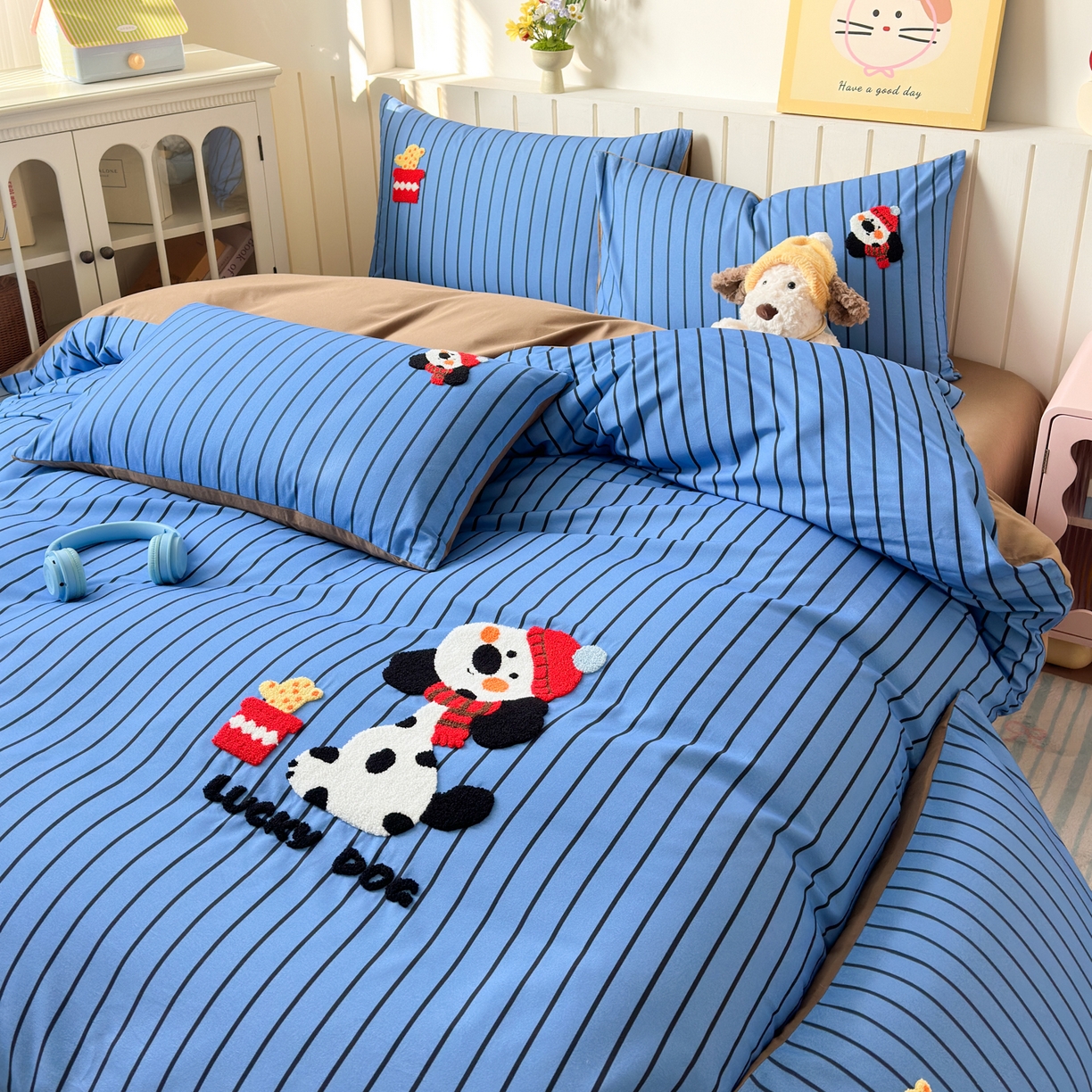 91家纺网 家纺一手货源 找家纺 如意朵 2026新款超柔高密全棉小清新绣花四件套（专版花型） 喜乐萌狗