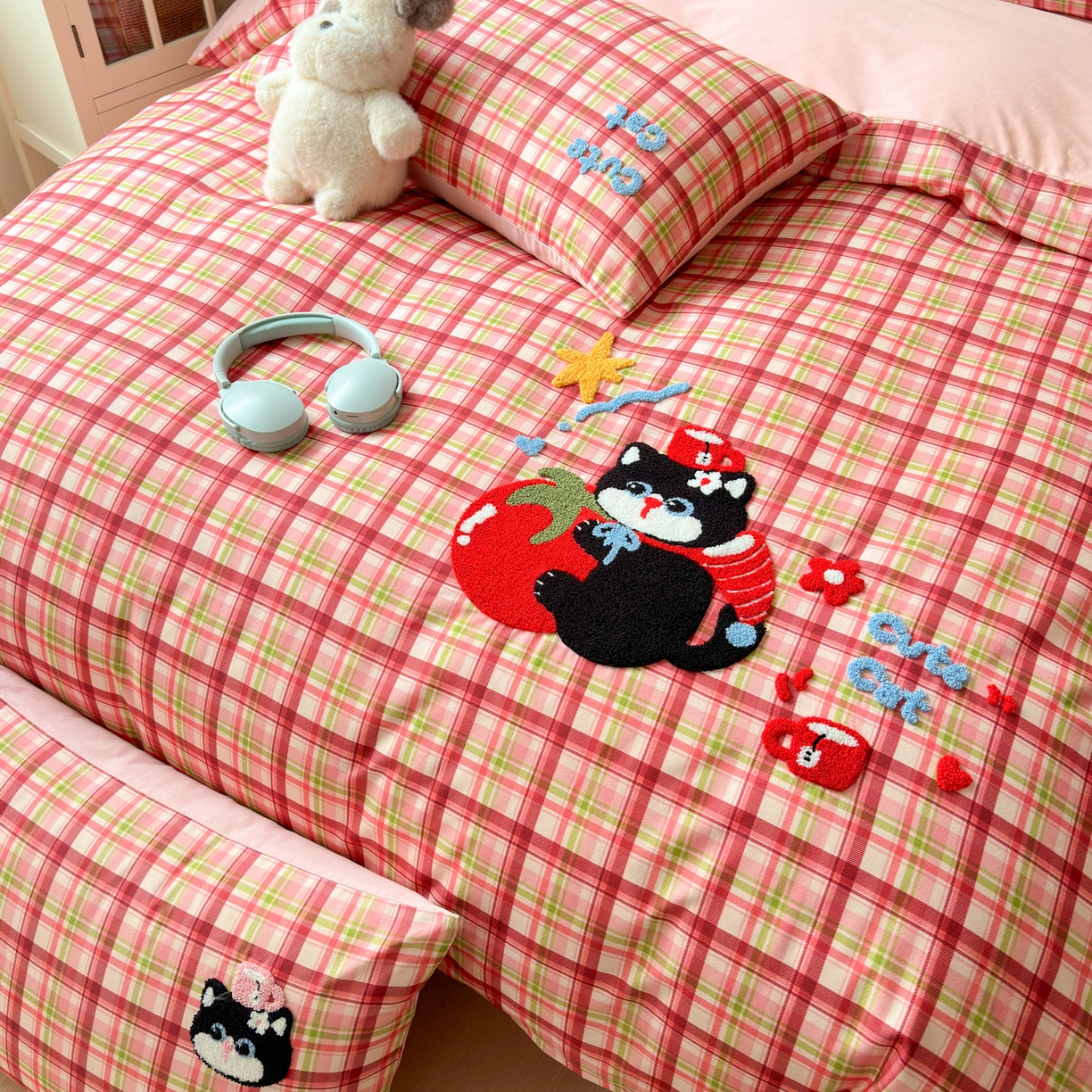 91家纺网 家纺一手货源 找家纺 如意朵 2026新款超柔高密全棉小清新绣花四件套（专版花型） 番茄萌喵