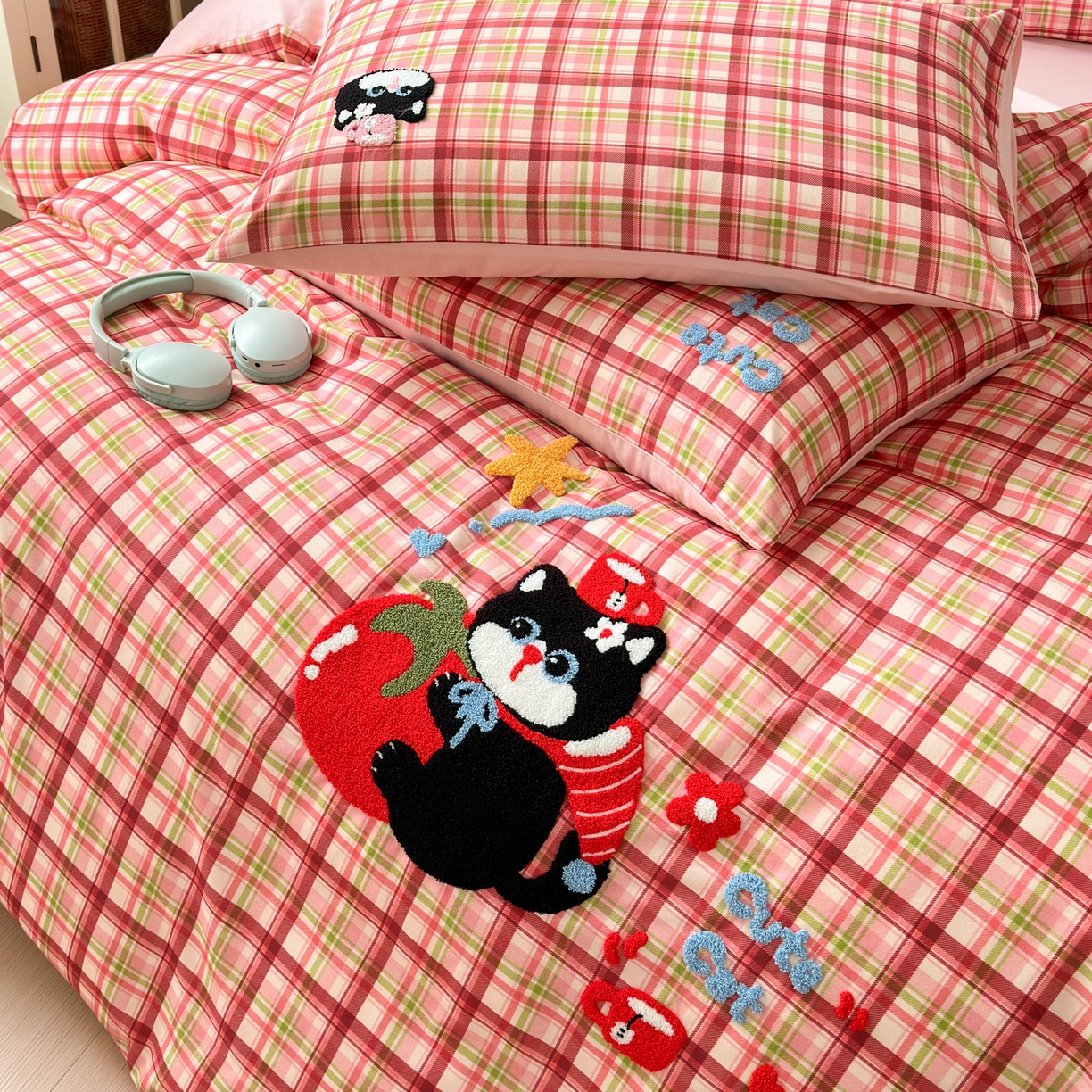 91家纺网 家纺一手货源 找家纺 如意朵 2026新款超柔高密全棉小清新绣花四件套（专版花型） 番茄萌喵