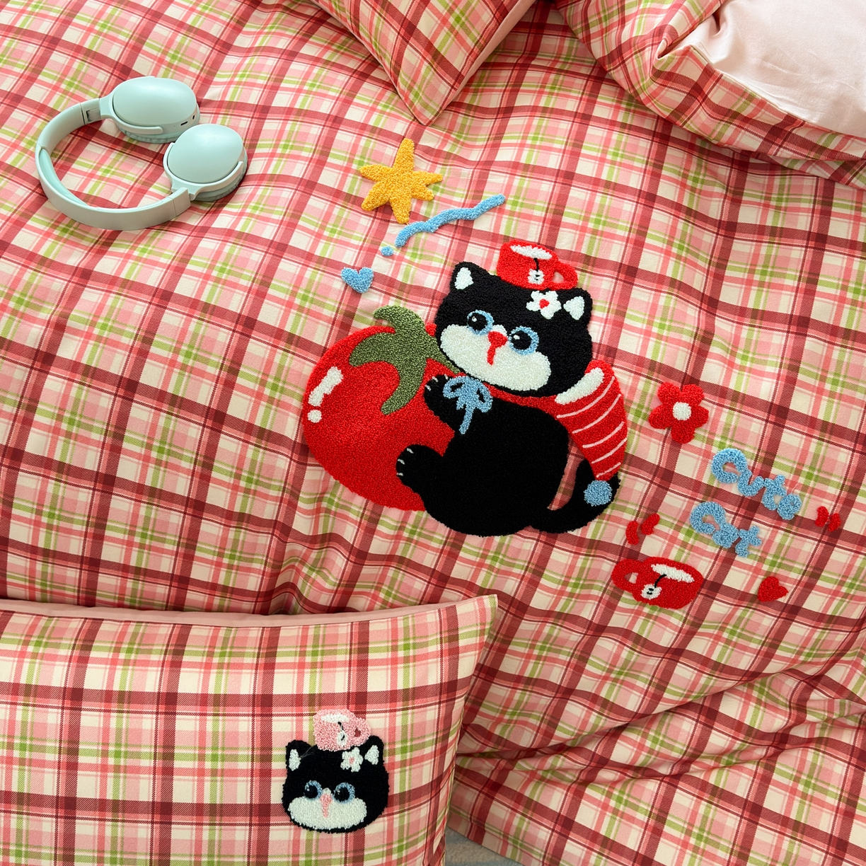 91家纺网 家纺一手货源 找家纺 如意朵 2026新款超柔高密全棉小清新绣花四件套（专版花型） 番茄萌喵