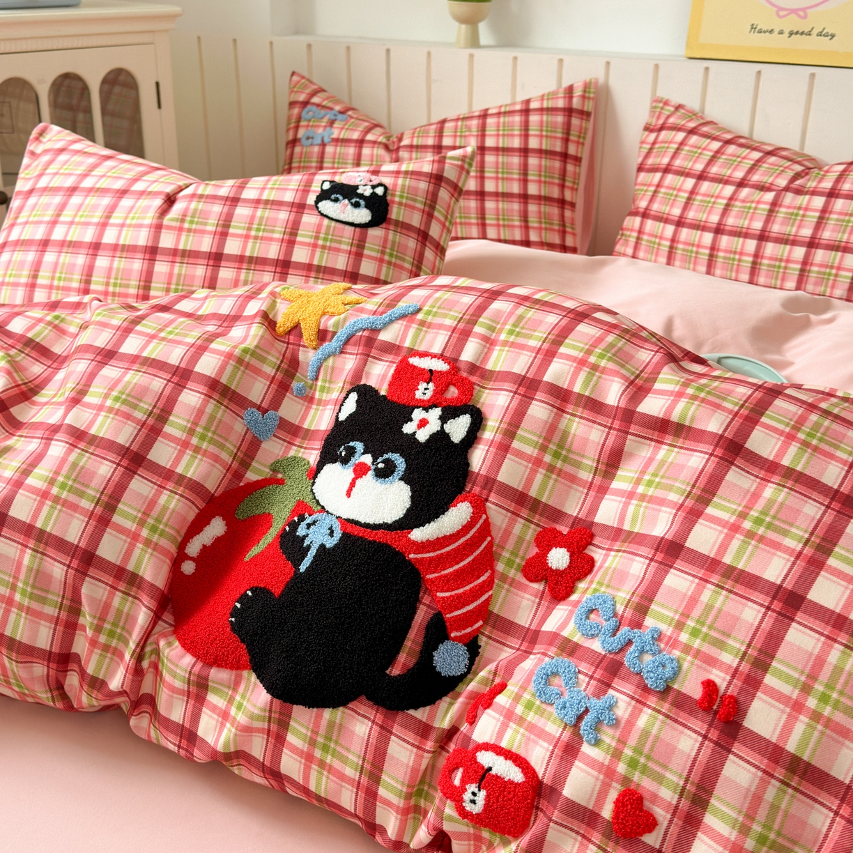 91家纺网 家纺一手货源 找家纺 如意朵 2026新款超柔高密全棉小清新绣花四件套（专版花型） 番茄萌喵