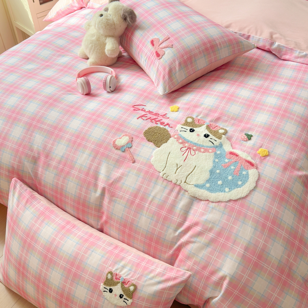 91家纺网 家纺一手货源 找家纺 如意朵 2026新款超柔高密全棉小清新绣花四件套（专版花型） 粉格萌喵