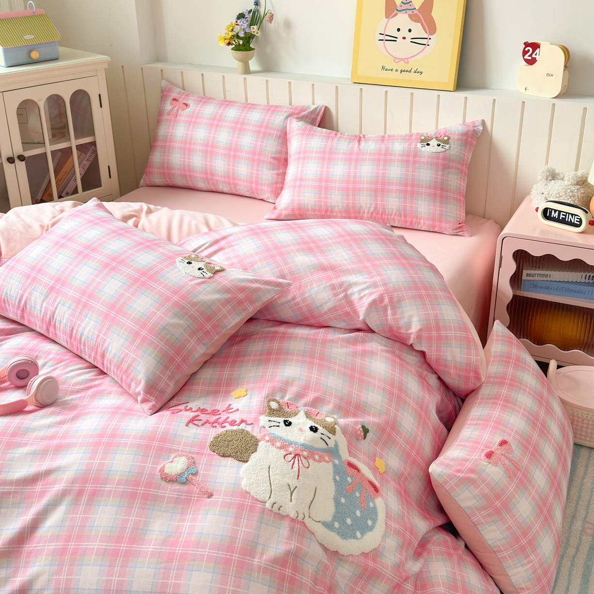 91家纺网 家纺一手货源 找家纺 如意朵 2026新款超柔高密全棉小清新绣花四件套（专版花型） 粉格萌喵