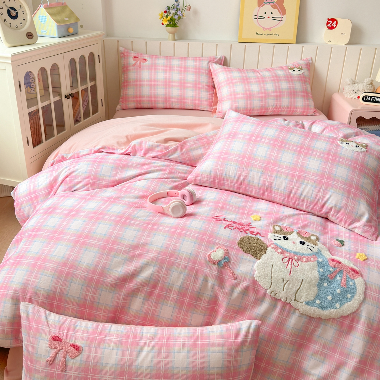 91家纺网 家纺一手货源 找家纺 如意朵 2026新款超柔高密全棉小清新绣花四件套（专版花型） 粉格萌喵