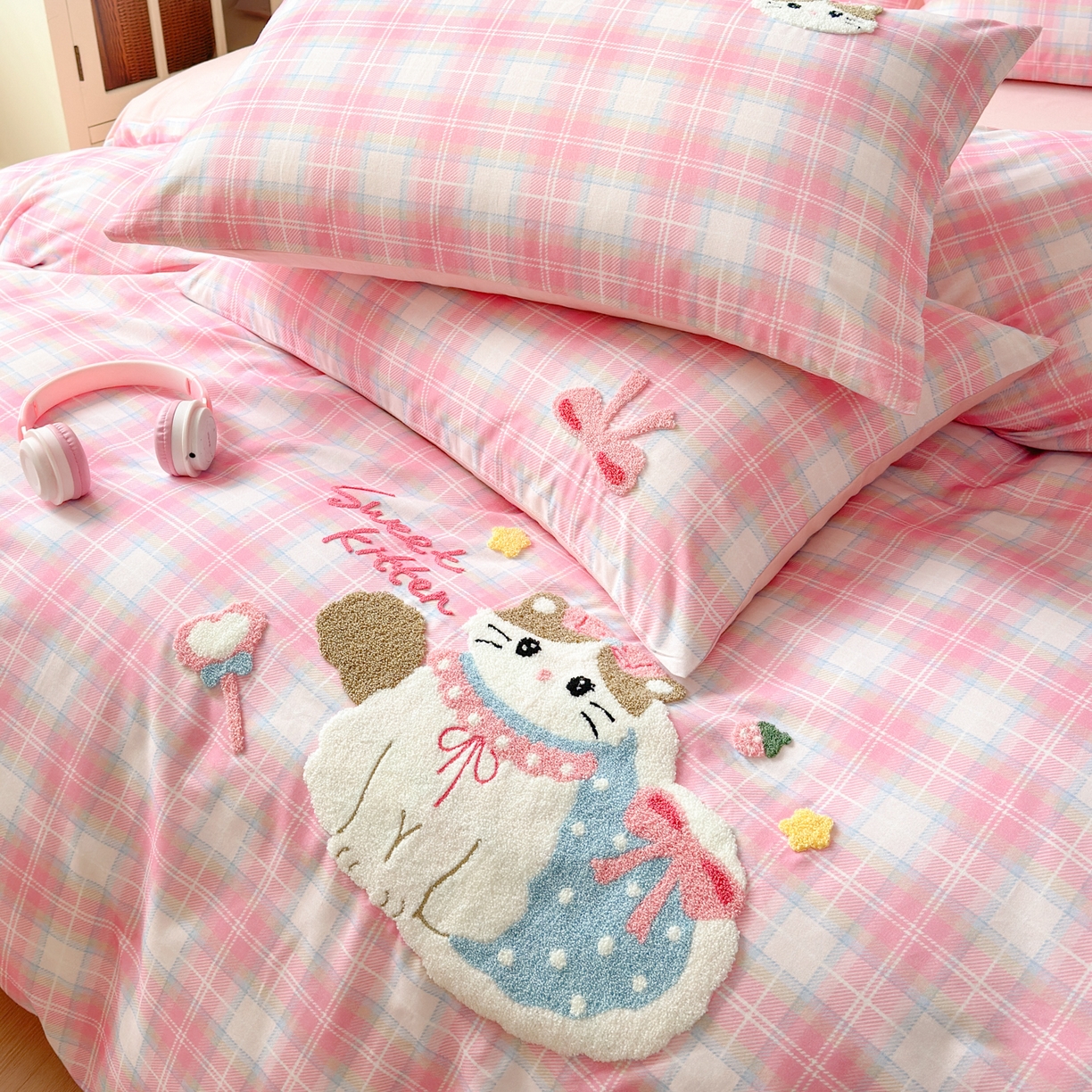 91家纺网 家纺一手货源 找家纺 如意朵 2026新款超柔高密全棉小清新绣花四件套（专版花型） 粉格萌喵