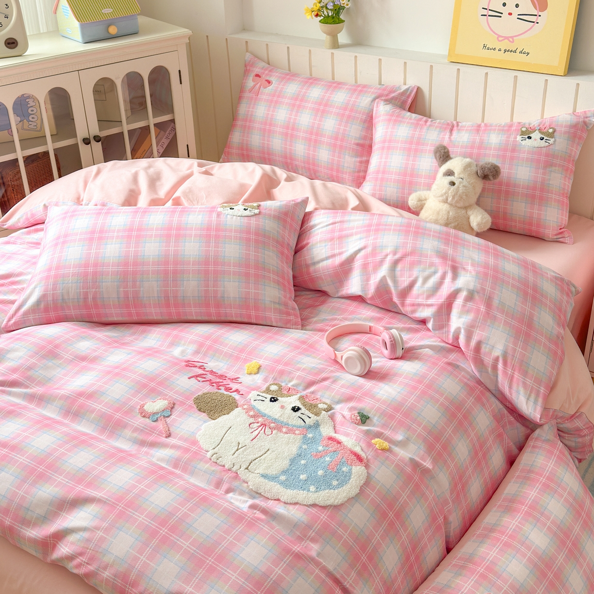 91家纺网 家纺一手货源 找家纺 如意朵 2026新款超柔高密全棉小清新绣花四件套（专版花型） 粉格萌喵