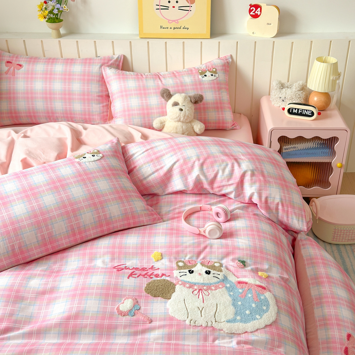 91家纺网 家纺一手货源 找家纺 如意朵 2026新款超柔高密全棉小清新绣花四件套（专版花型） 粉格萌喵