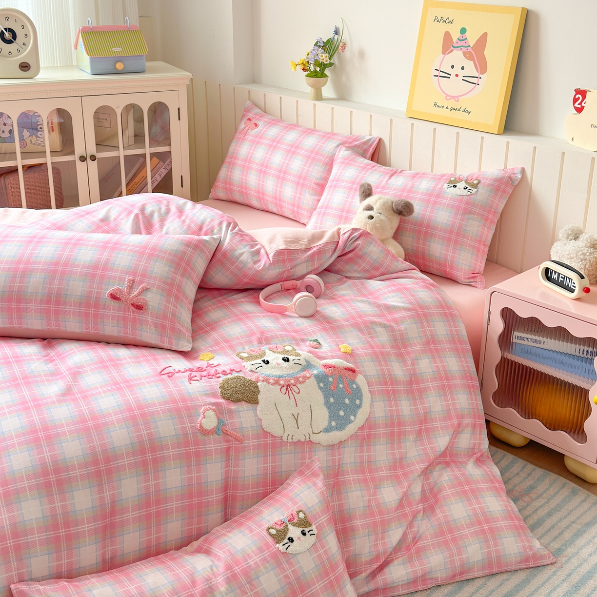 91家纺网 家纺一手货源 找家纺 如意朵 2026新款超柔高密全棉小清新绣花四件套（专版花型） 粉格萌喵