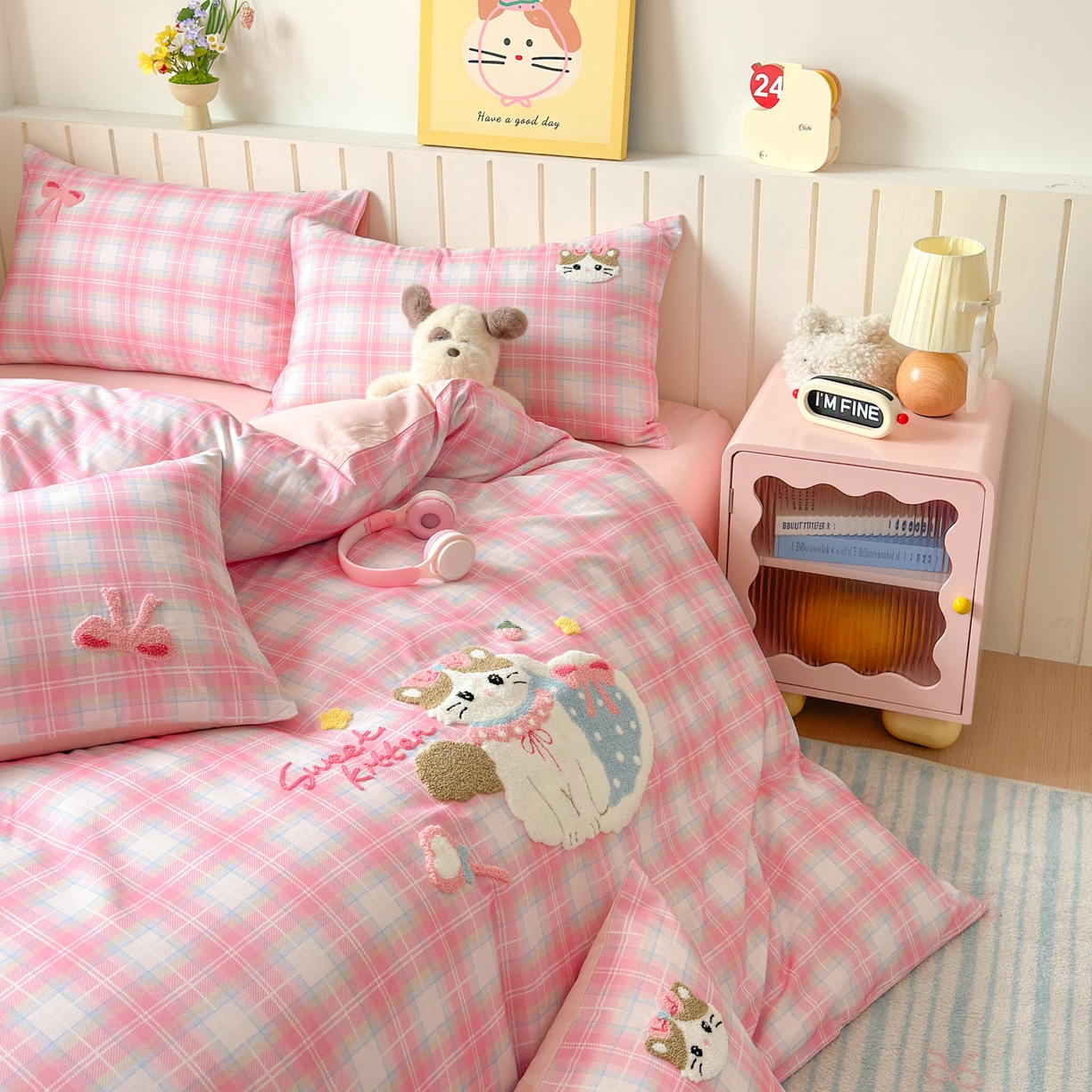 91家纺网 家纺一手货源 找家纺 如意朵 2026新款超柔高密全棉小清新绣花四件套（专版花型） 粉格萌喵