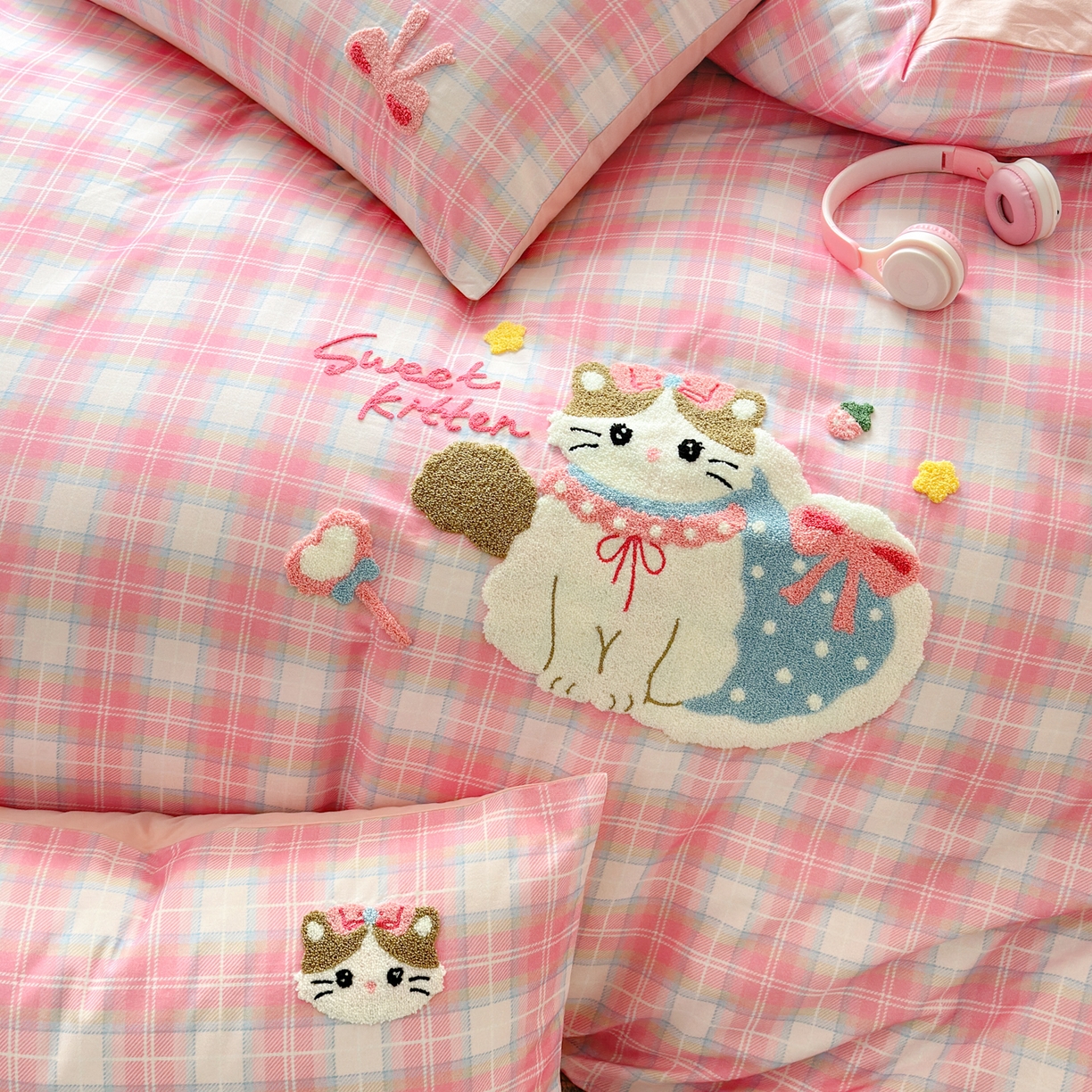 91家纺网 家纺一手货源 找家纺 如意朵 2026新款超柔高密全棉小清新绣花四件套（专版花型） 粉格萌喵