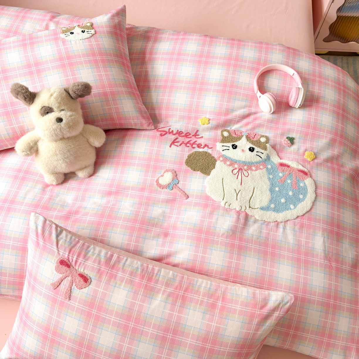 91家纺网 家纺一手货源 找家纺 如意朵 2026新款超柔高密全棉小清新绣花四件套（专版花型） 粉格萌喵