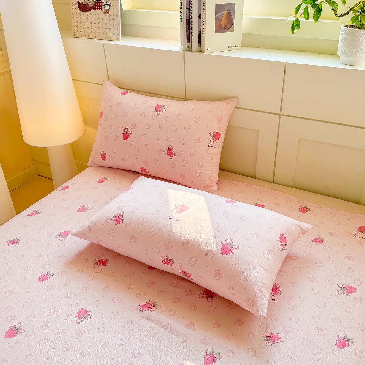 91家纺网 家纺一手货源 找家纺 眠势力 2026新款双层纱床单单件云感皱皱纱床罩三件套 花漾草莓