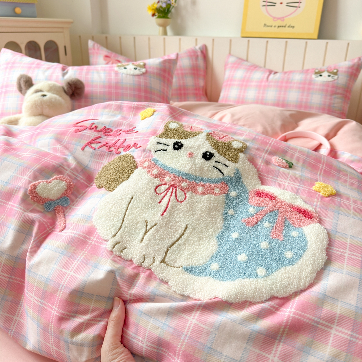 91家纺网 家纺一手货源 找家纺 如意朵 2026新款超柔高密全棉小清新绣花四件套（专版花型） 粉格萌喵