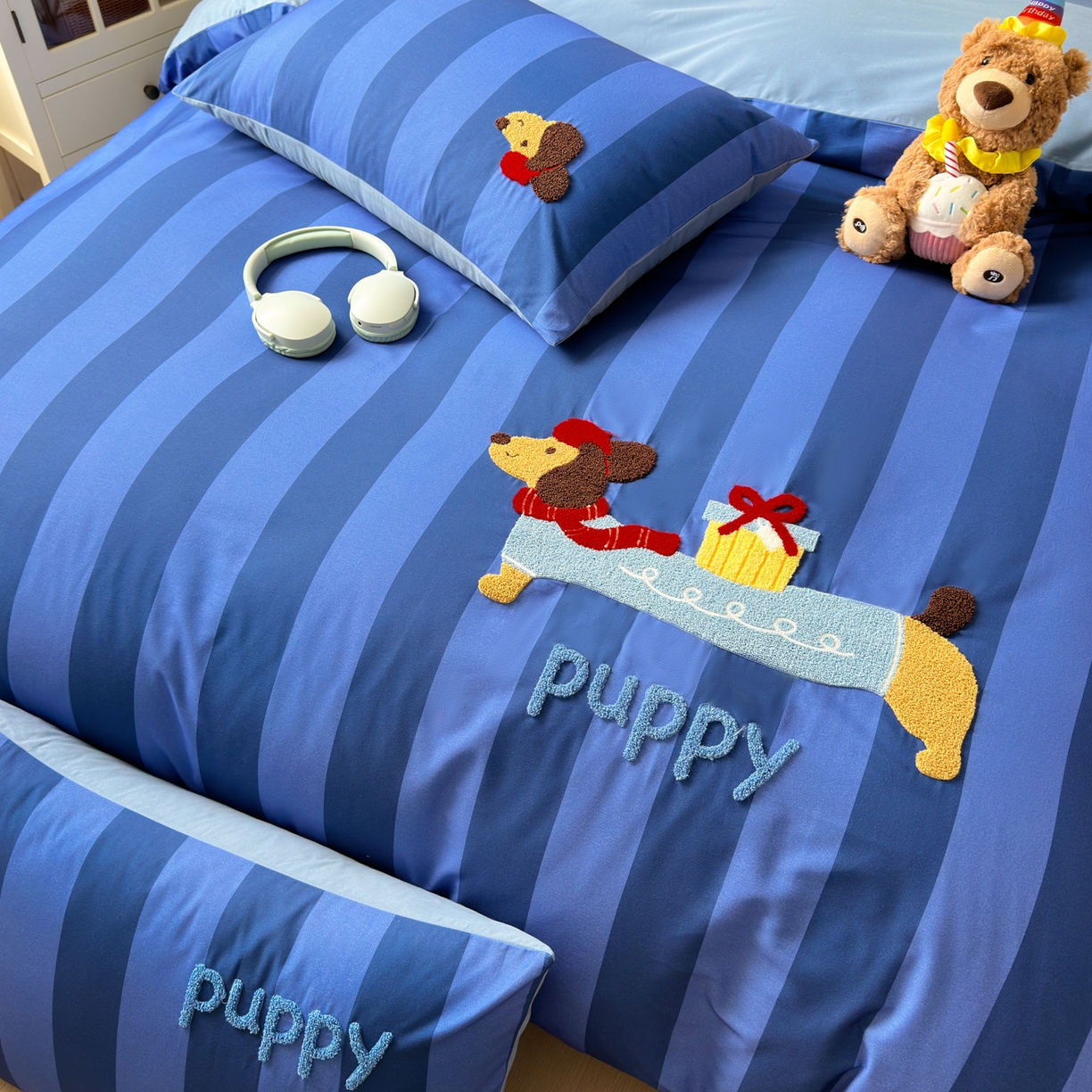 91家纺网 家纺一手货源 找家纺 如意朵 2026新款超柔高密全棉小清新绣花四件套（专版花型） 礼物狗狗