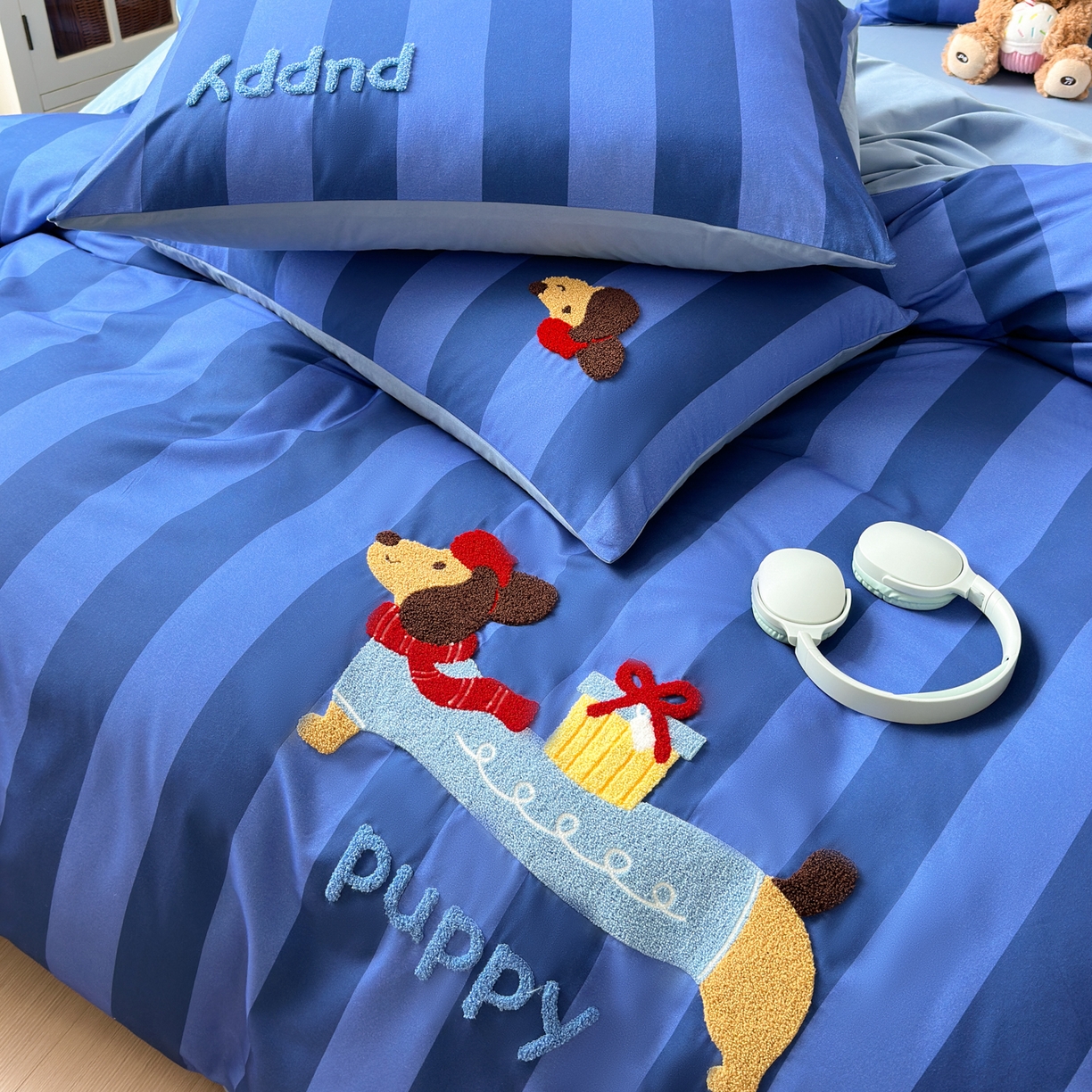 91家纺网 家纺一手货源 找家纺 如意朵 2026新款超柔高密全棉小清新绣花四件套（专版花型） 礼物狗狗