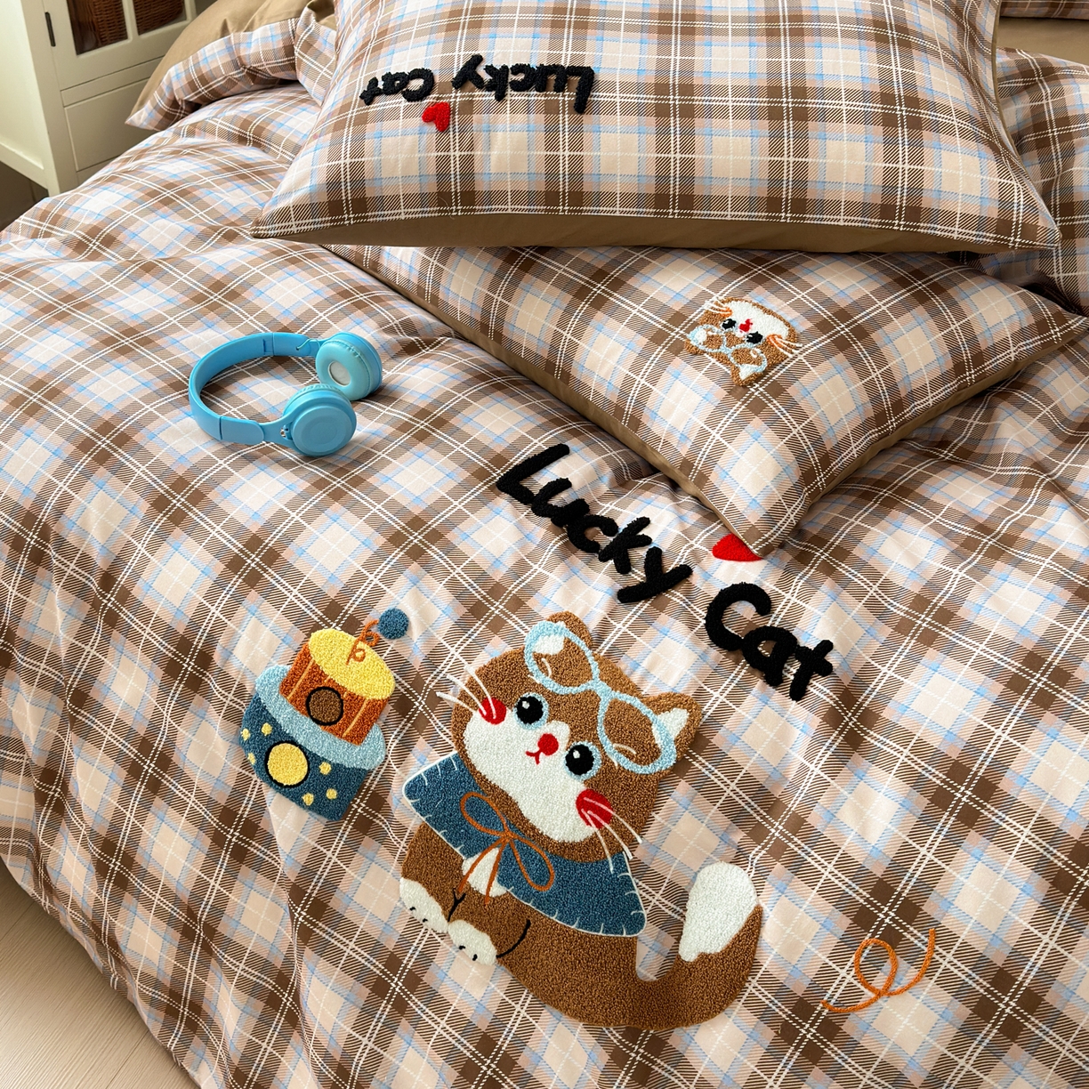 91家纺网 家纺一手货源 找家纺 如意朵 2026新款超柔高密全棉小清新绣花四件套（专版花型） 摩卡萌喵