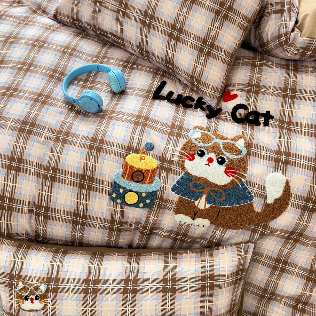 91家纺网 家纺一手货源 找家纺 如意朵 2026新款超柔高密全棉小清新绣花四件套（专版花型） 摩卡萌喵