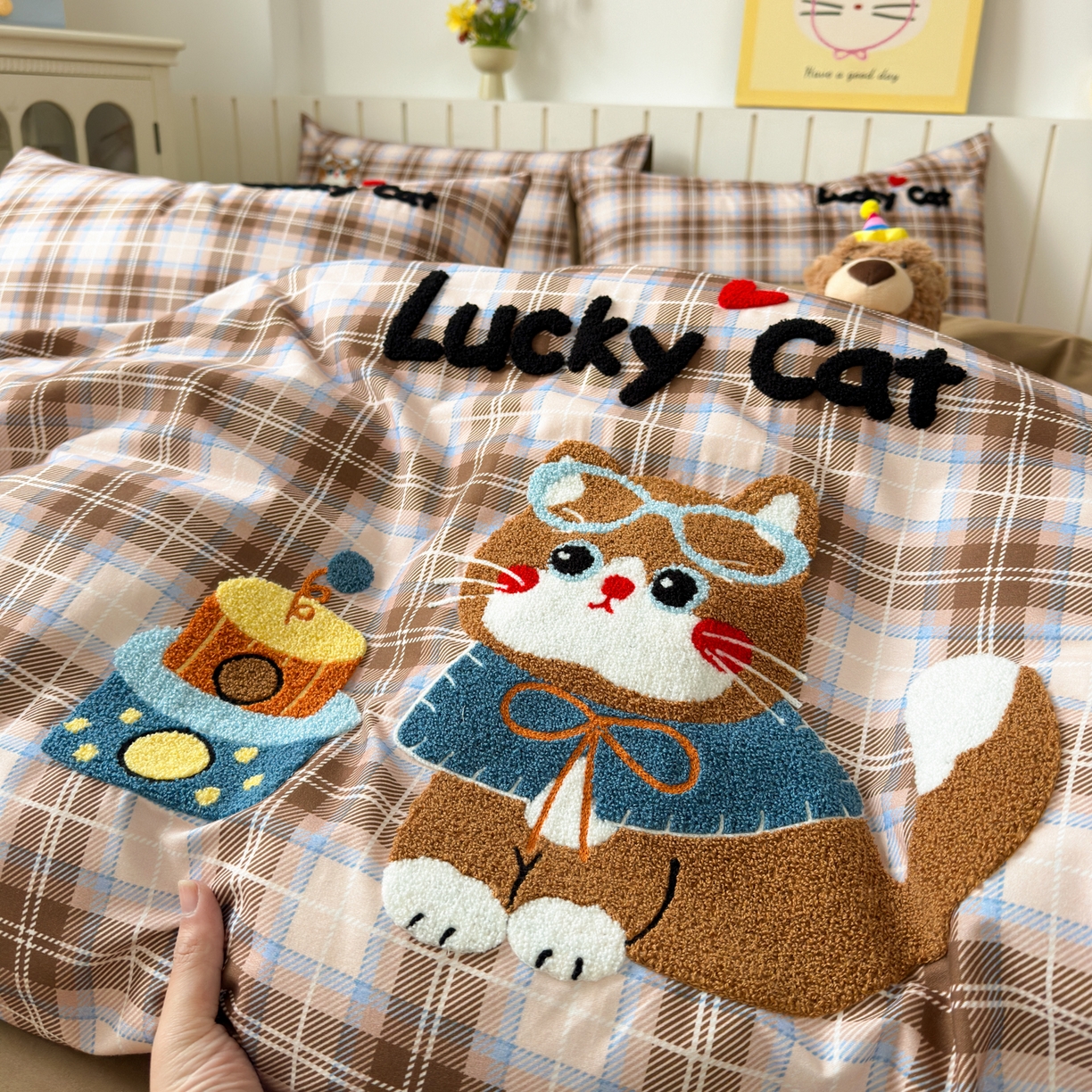 91家纺网 家纺一手货源 找家纺 如意朵 2026新款超柔高密全棉小清新绣花四件套（专版花型） 摩卡萌喵