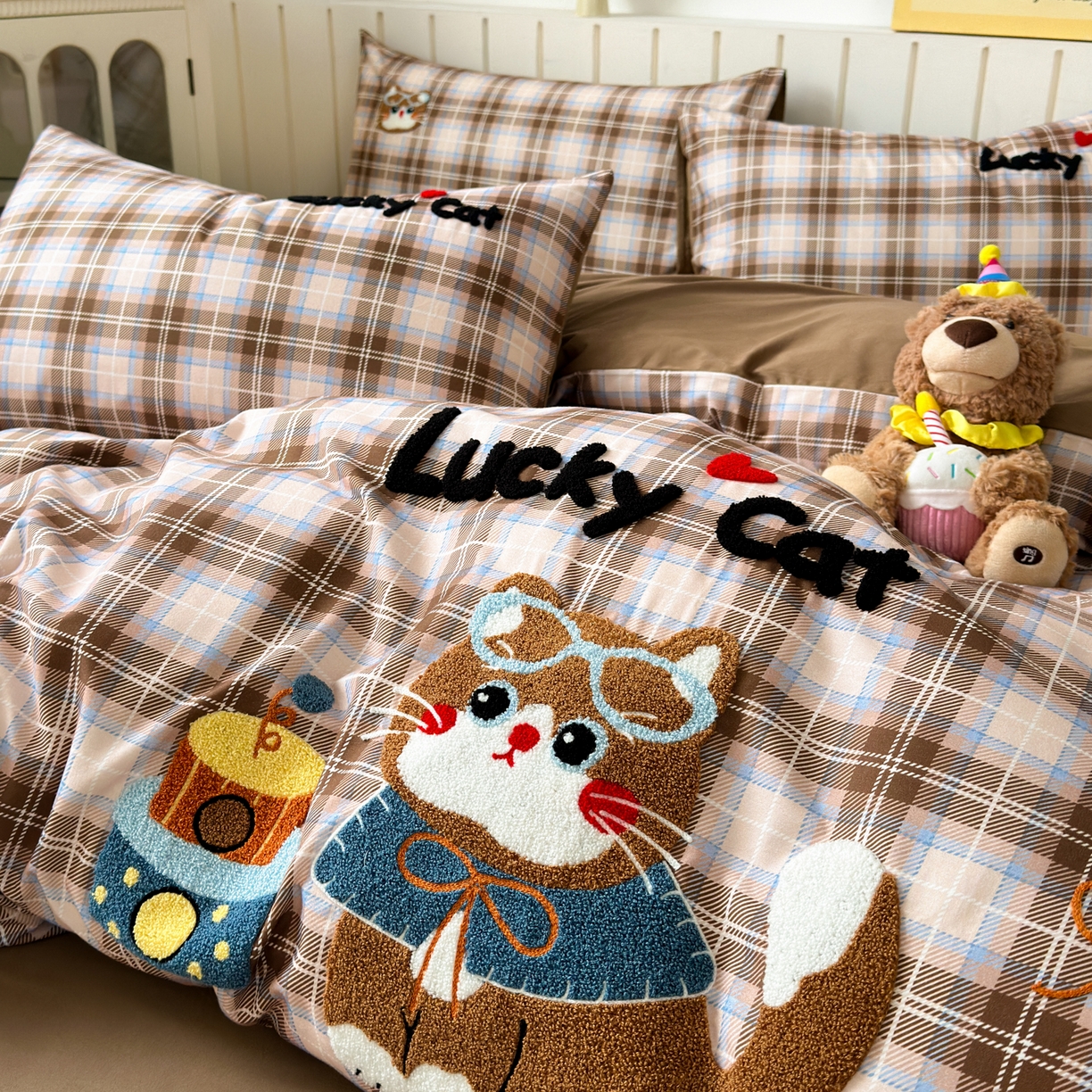 91家纺网 家纺一手货源 找家纺 如意朵 2026新款超柔高密全棉小清新绣花四件套（专版花型） 摩卡萌喵