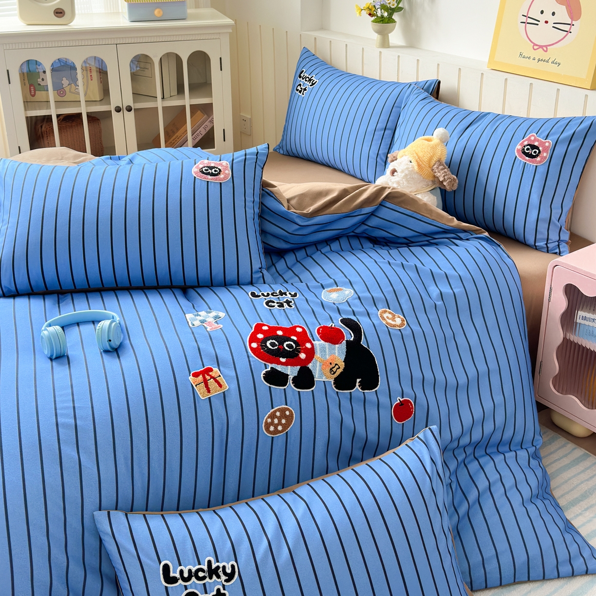 91家纺网 家纺一手货源 找家纺 如意朵 2026新款超柔高密全棉小清新绣花四件套（专版花型） 招财萌喵