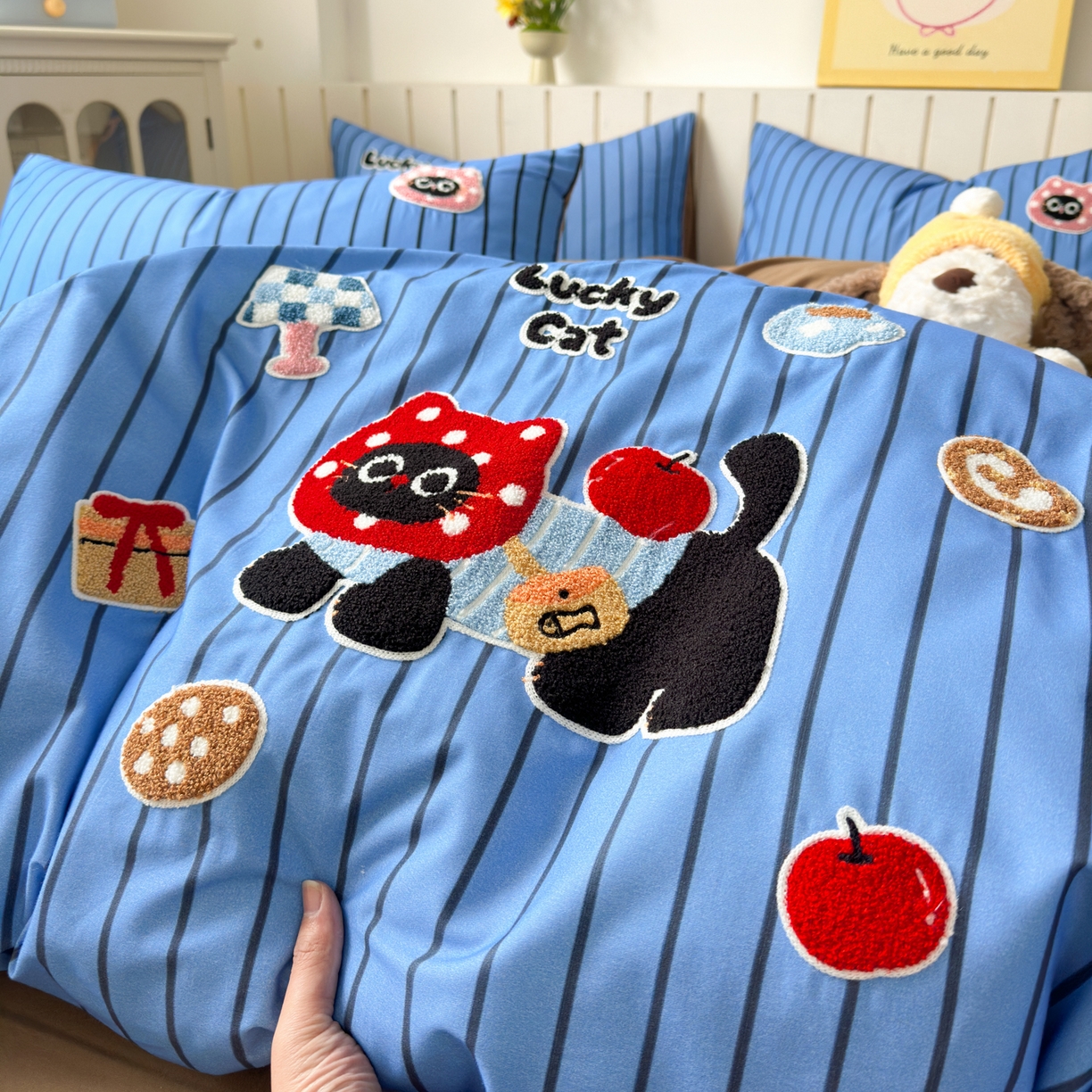 91家纺网 家纺一手货源 找家纺 如意朵 2026新款超柔高密全棉小清新绣花四件套（专版花型） 招财萌喵