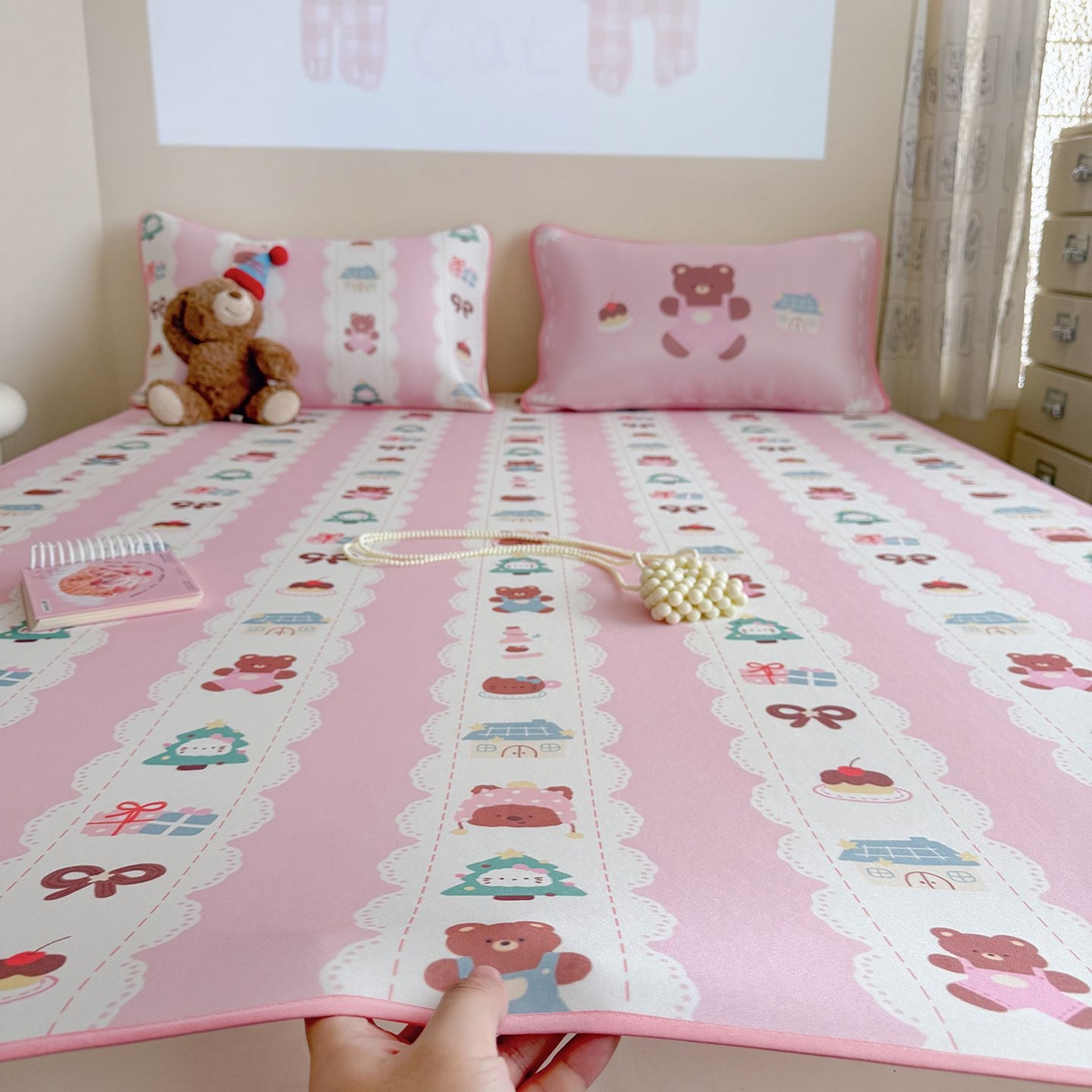 91家纺网 家纺一手货源 找家纺 美乐迪家纺 2026新款水光冰丝凉席夏被 粉条小熊