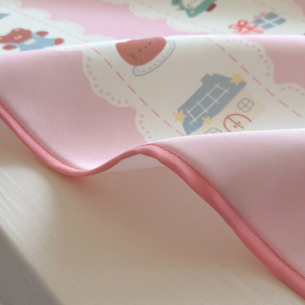 91家纺网 家纺一手货源 找家纺 美乐迪家纺 2026新款水光冰丝凉席夏被 粉条小熊