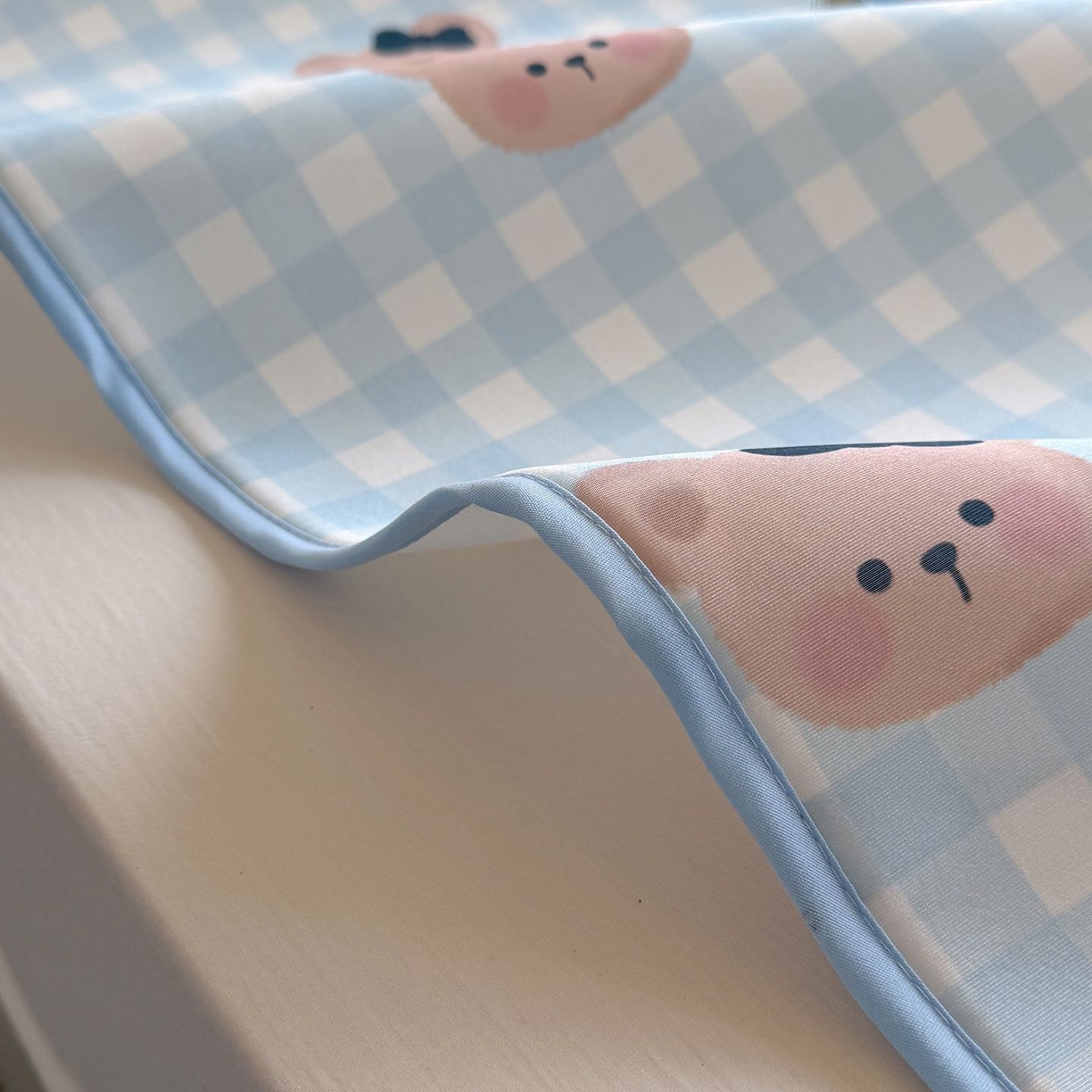 91家纺网 家纺一手货源 找家纺 美乐迪家纺 2026新款水光冰丝凉席夏被 蓝格小熊