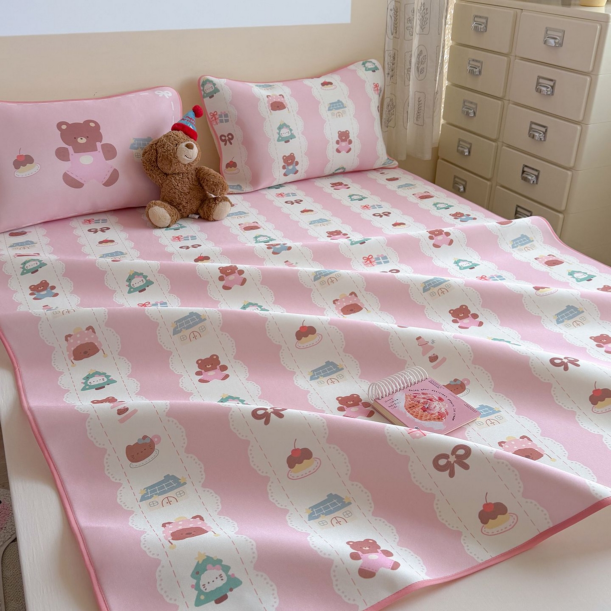 91家纺网 家纺一手货源 找家纺 美乐迪家纺 2026新款水光冰丝凉席夏被 粉条小熊