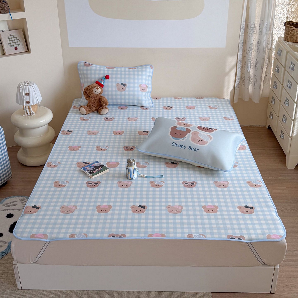 91家纺网 家纺一手货源 找家纺 美乐迪家纺 2026新款水光冰丝凉席夏被 蓝格小熊