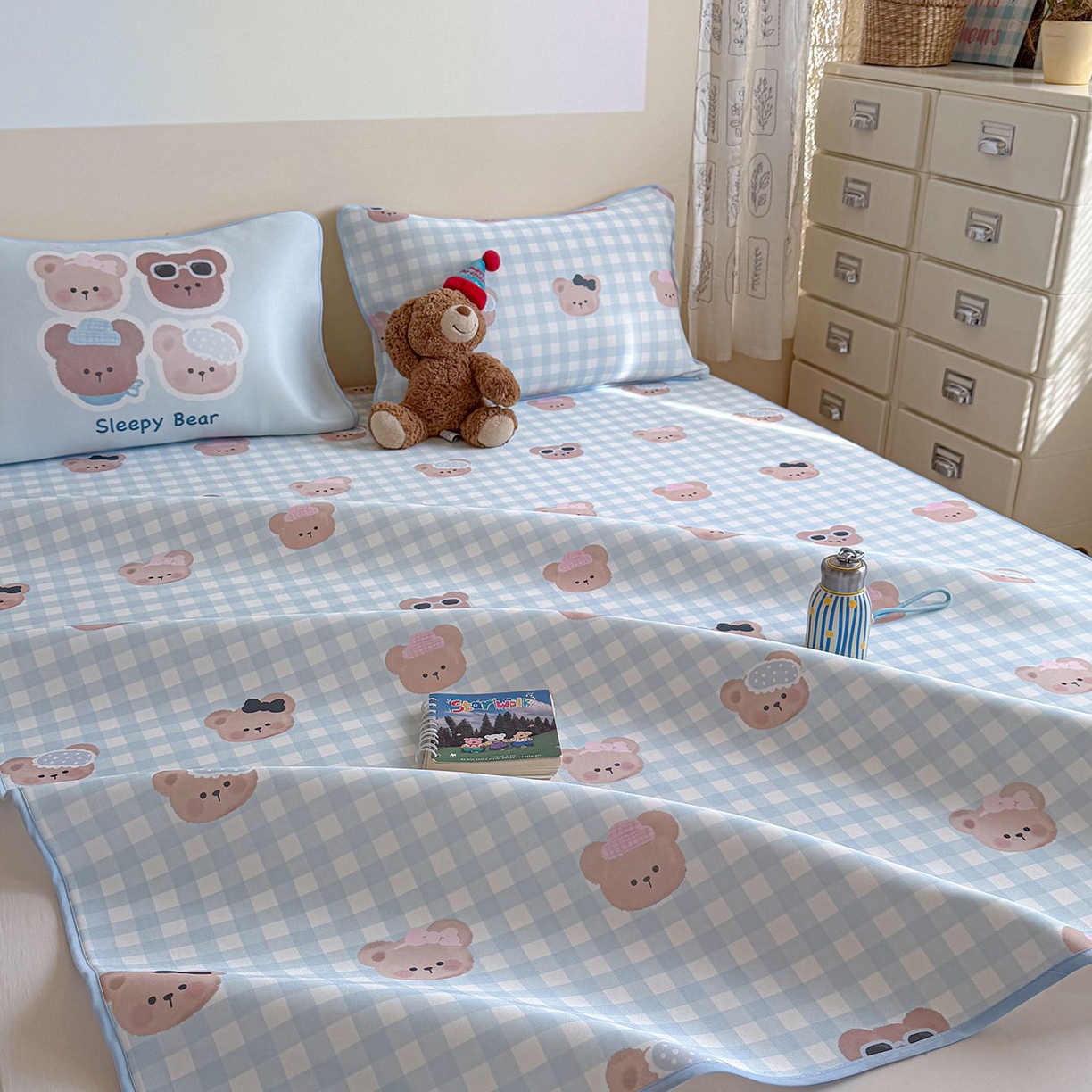 91家纺网 家纺一手货源 找家纺 美乐迪家纺 2026新款水光冰丝凉席夏被 蓝格小熊