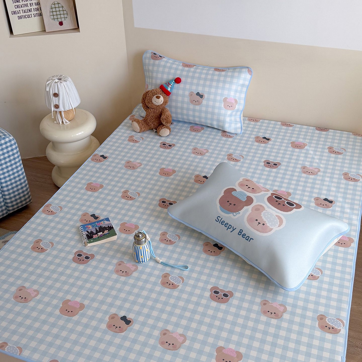 91家纺网 家纺一手货源 找家纺 美乐迪家纺 2026新款水光冰丝凉席夏被 蓝格小熊