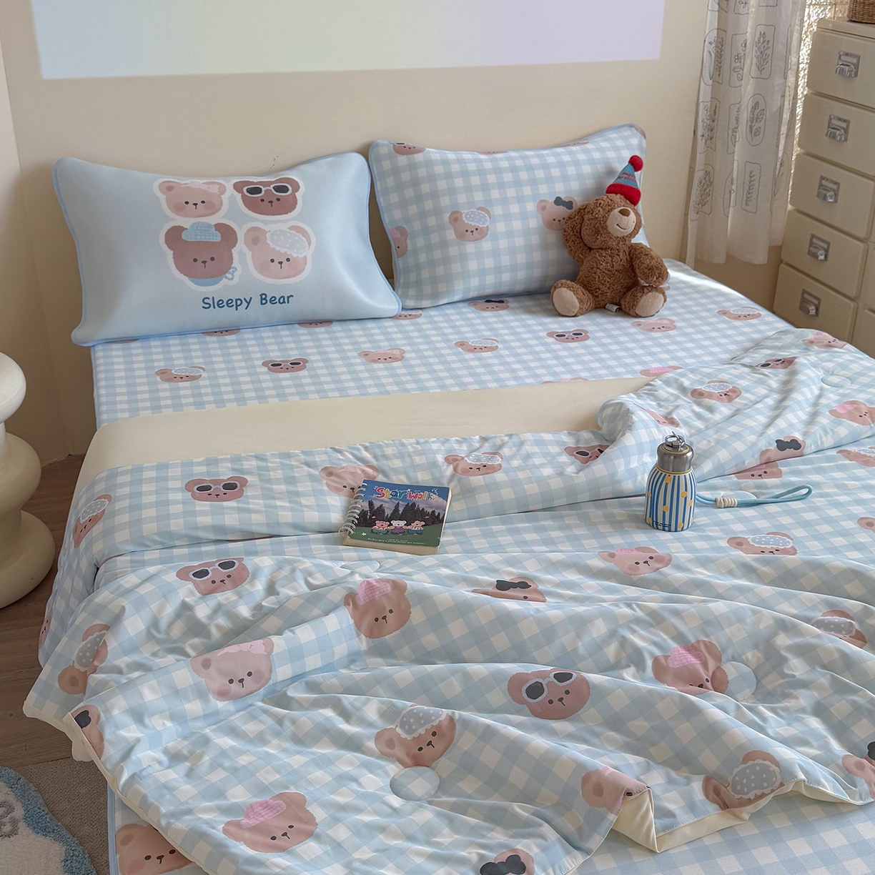 91家纺网 家纺一手货源 找家纺 美乐迪家纺 2026新款水光冰丝凉席夏被 蓝格小熊